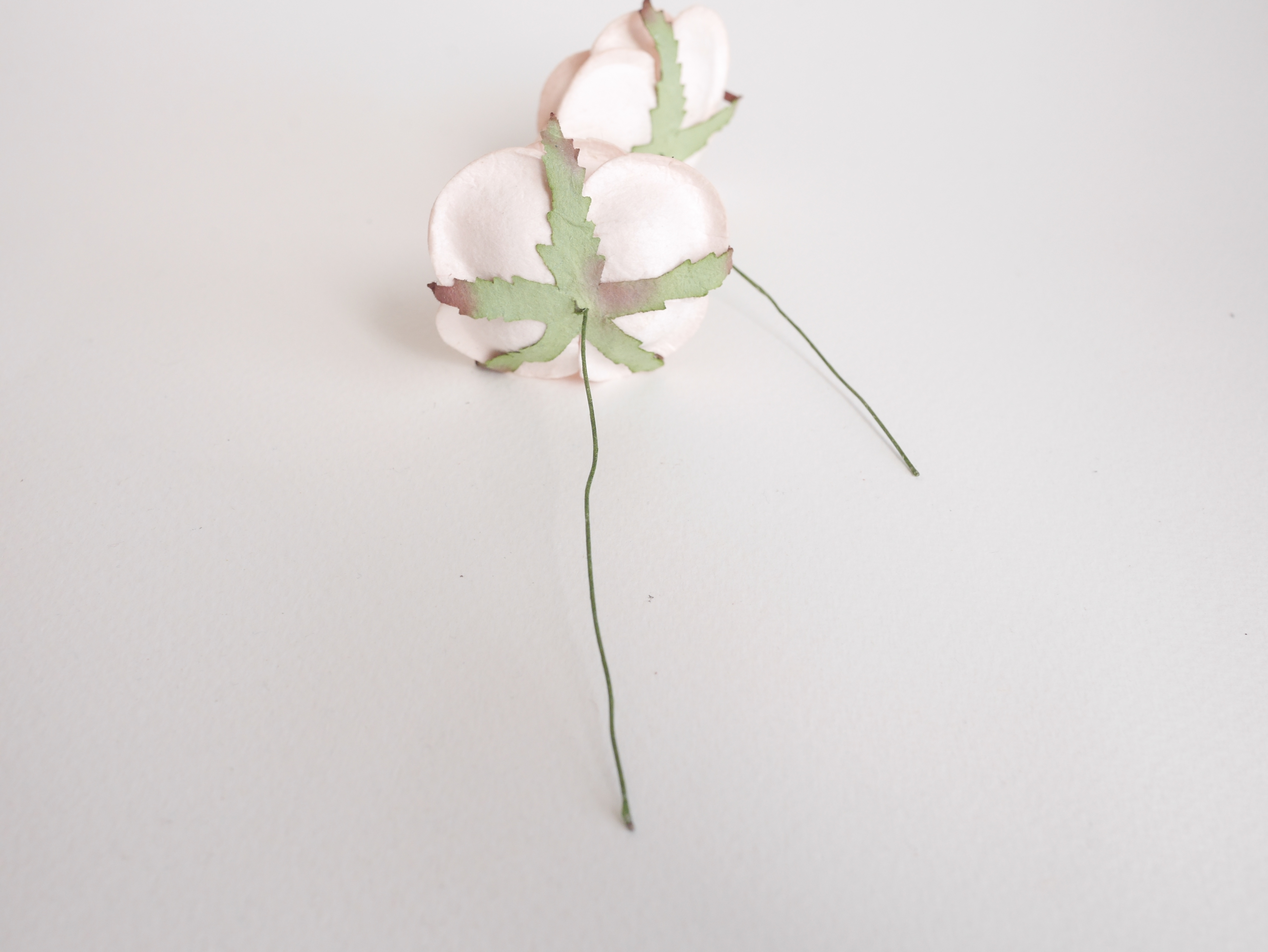 ดอกไม้กระดาษสา ราคาส่ง, ดอกกุหลาบกระดาษสา ดอกไม้ประดิษฐ์ ตกแต่งงานแต่งงาน ขนาด 4.5 cm., 2 ดอก สำหรับของชำร่วย, งานแต่งงาน, ดอกไม้ทำข้อมือเจ้าสาว Paper flower,2 Pieces mulberry rose, 4.5 cm. pale pink color.