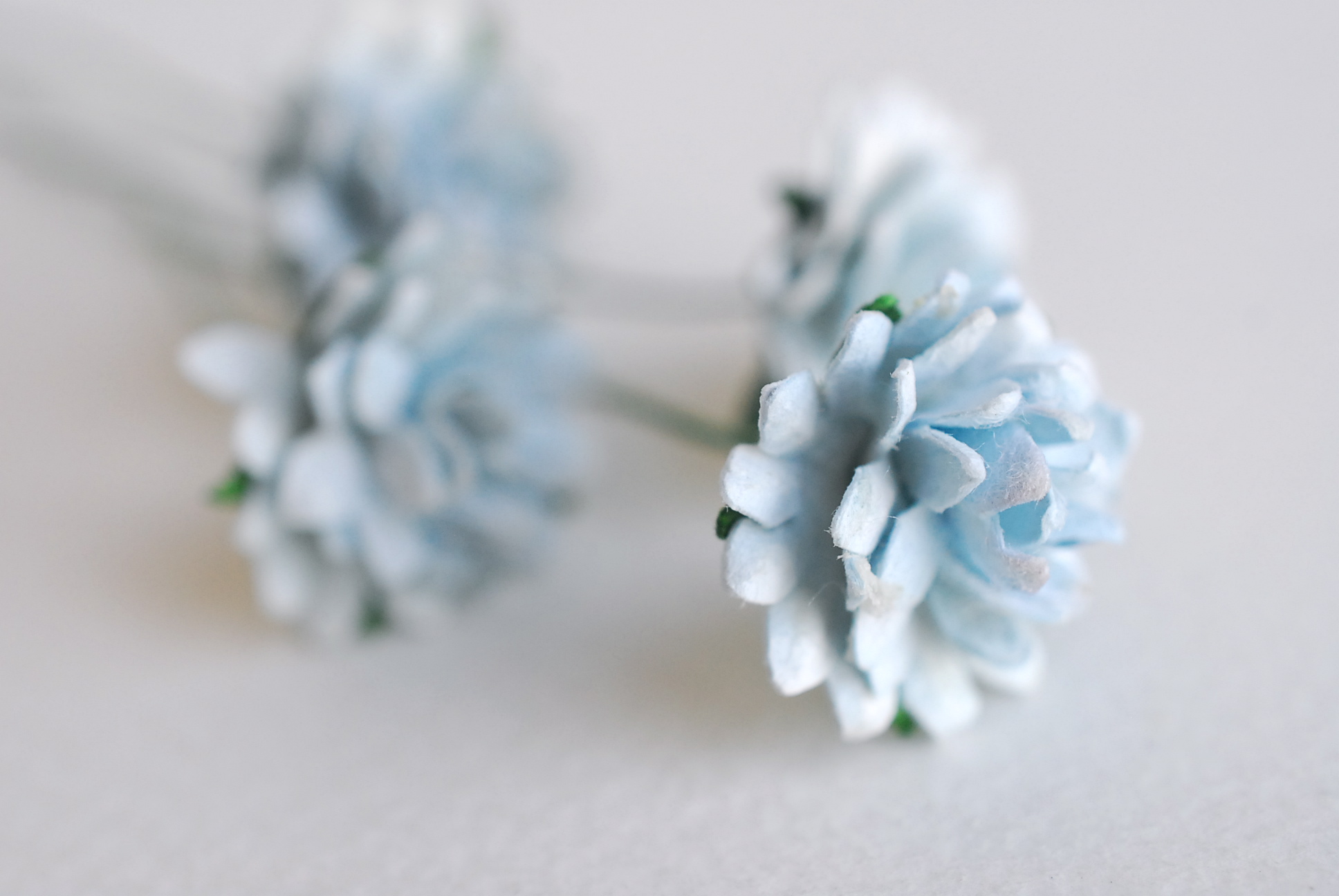 ดอกไม้ประดิษฐ์, ดอกไม้กระดาษสา, ดอก gypsophila, ดอกยิปโซ งานประดิษฐ์ตกแต่งของชำร่วย, ดอกไม้ทำพานพุ่ม,พานพวงมาลัย, พานรับไหว้, ขนาด 1.5 cm. สีฟ้าตุ่น