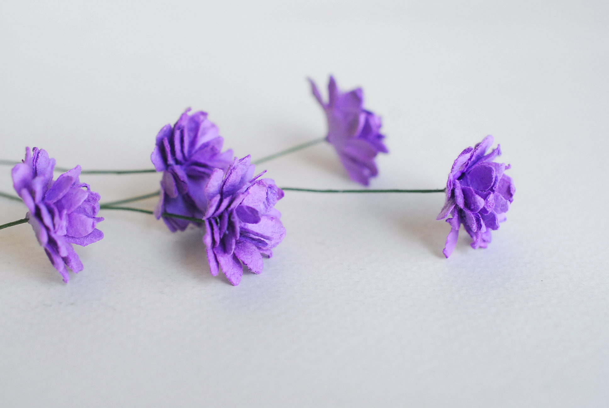 ดอกไม้ประดิษฐ์, ดอกไม้กระดาษสา, ดอก gypsophila, ดอกยิปโซ งานประดิษฐ์ตกแต่งของชำร่วย, ดอกไม้ทำพานพุ่ม,พานพวงมาลัย, พานรับไหว้, ขนาด 2 cm. สีม่วง