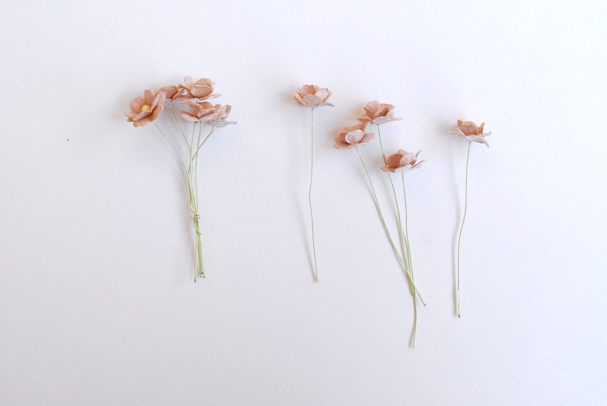 ดอกไม้กระดาษสา ราคาส่ง, ดอกไฮเดรนเยียกระดาษสา ดอกไม้ประดิษฐ์ ตกแต่งงานแต่งงาน ประดิษฐ์ข้อมือเพื่อนเจ้าสาว ขนา่ด 1.5 cm., สำหรับของชำร่วย, งานแต่งงาน, ดอกไม้ทำข้อมือเจ้าสาว สีน้ำตาลอ่อน จำนวน 100 ดอก Paper flower,100 Pieces mulberry hydenyia light brown co