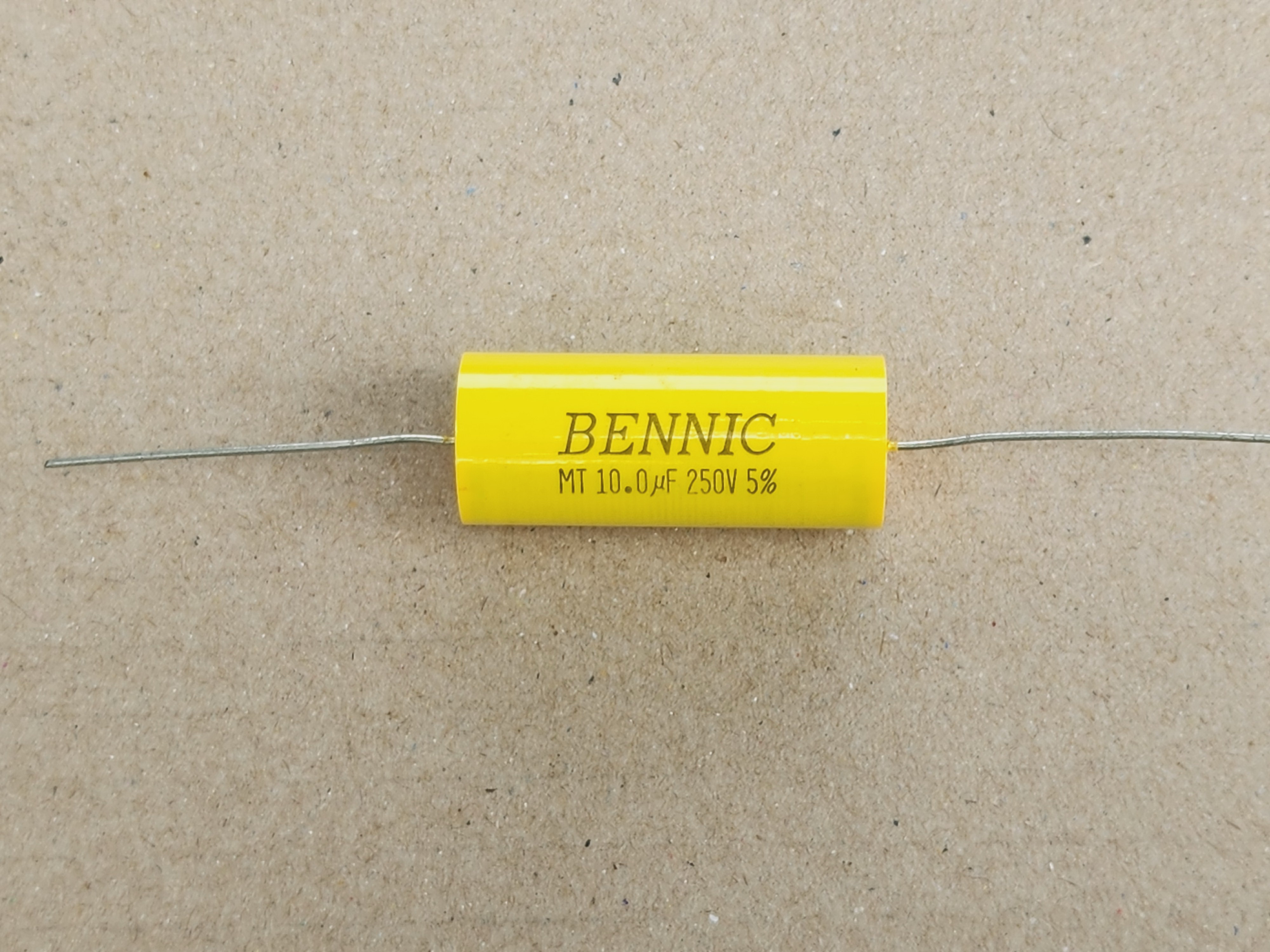 รูปคาปาซิเตอร์ชนิดฟิล์มแบบต่างๆ เป็นคาปาซิเตอร์ชนิดไม่มีขั้ว และ สัญลักษณ์ C ไม่มีขั้ว