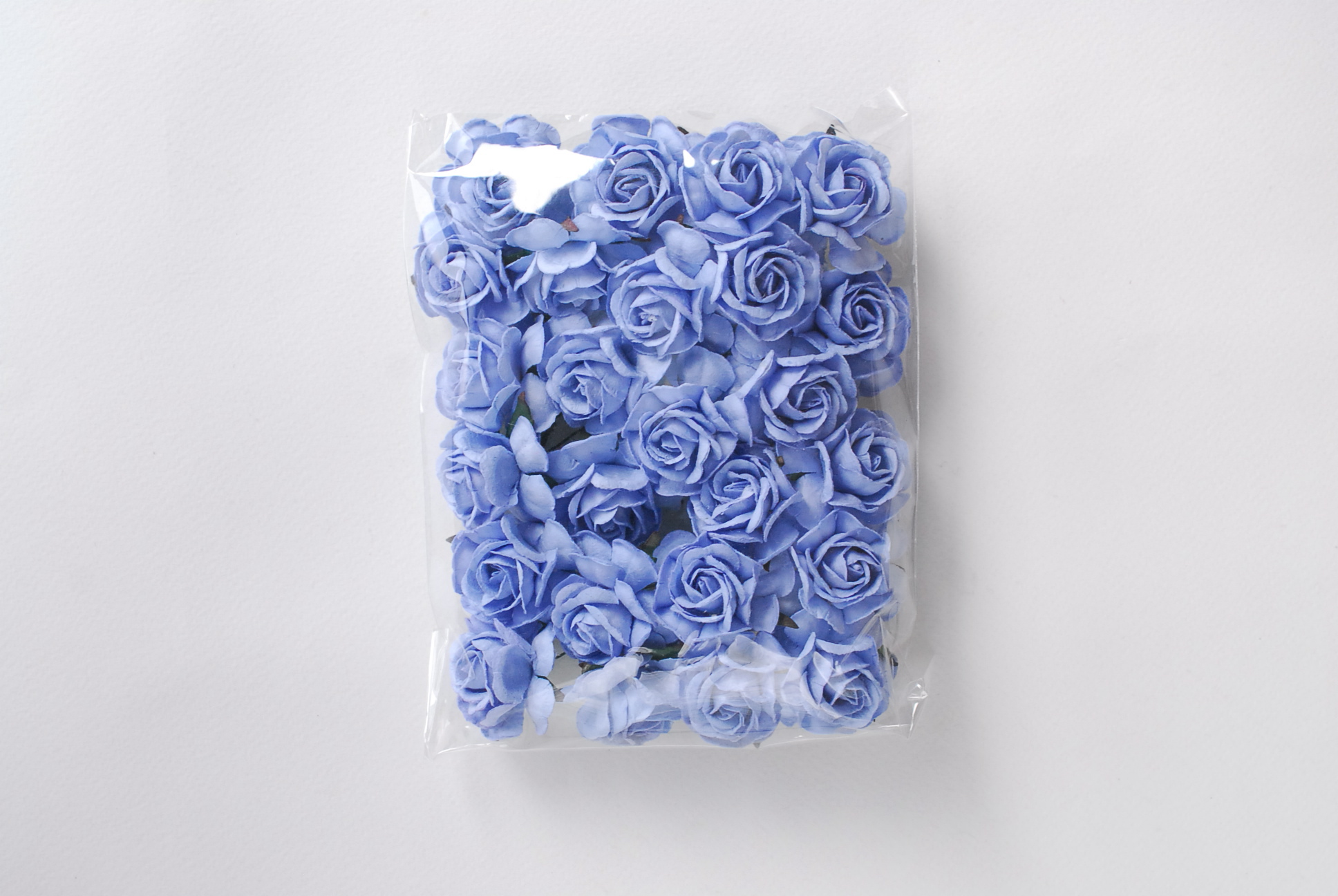 ดอกไม้กระดาษสา ราคาส่ง, ดอกกุหลาบกระดาษสา ดอกไม้ประดิษฐ์ สำหรับตกแต่ง หรืองานแต่งงาน สีฟ้าตุ่นขนาด 3.5 cm. จำนวน 25 ดอก Paper flowers, handmade flowers, small roses paper size 3.5 cm. 25 pieces, pale blue color.
