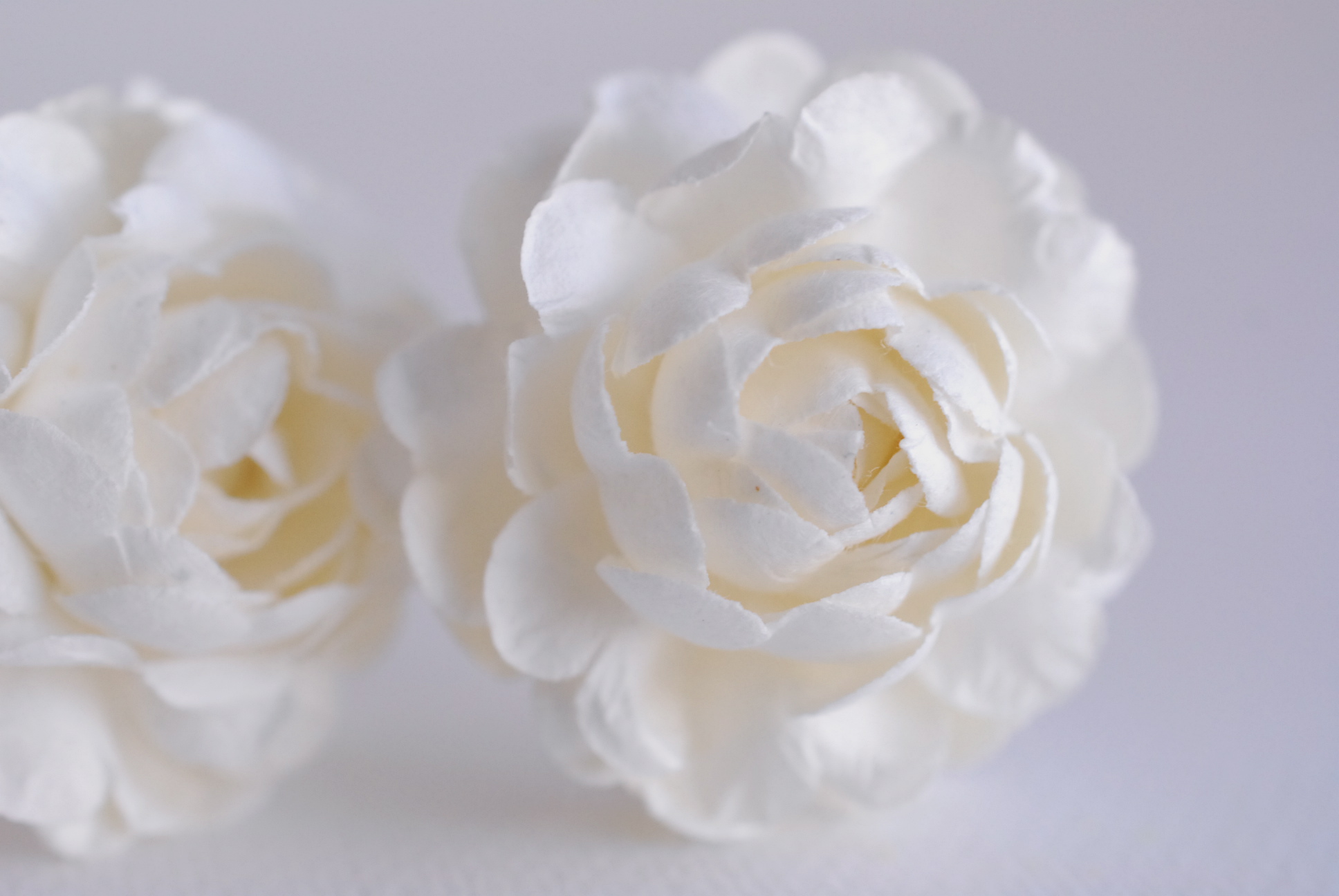 ดอกไม้กระดาษสา ดอกกุหลาบกระดาษสา 5ชั้น ดอกไม้กุหลาบ ดอกไม้ประดิษฐ์ สำหรับตกแต่ง หรืองานแต่งงาน สีขาวครีม ขนาด 3.5 cm. จำนวน 25 ดอก Paper flowers, handmade flowers, small roses paper 5 layers size 3.5 cm. 25 pieces, of-white color.