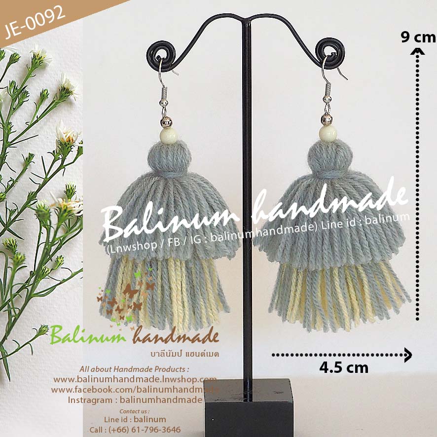 ต่างหูแฮนด์เมด โดย บาลีนัมป์ แฮนด์เมด สไตล์โบฮีเมียน ประดับพู่ไหมพรมสองชั้น และลูกปัด ดูเก๋และสวยงามมากค่ะ เทา (Gray)