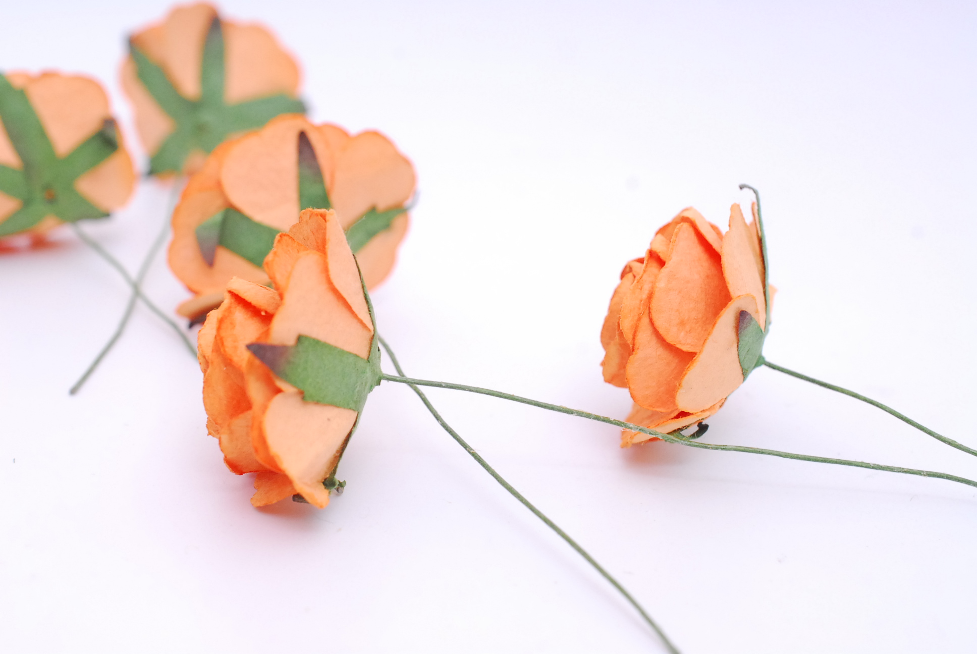 ดอกไม้กระดาษสา ราคาส่ง, ดอกกุหลาบกระดาษสา ดอกไม้ประดิษฐ์ สำหรับตกแต่ง หรืองานแต่งงาน สีส้มขนาด 3.5 cm. จำนวน 25ดอก Paper flowers, handmade flowers, small roses paper size 3.5 cm. 25 pieces, orange color.