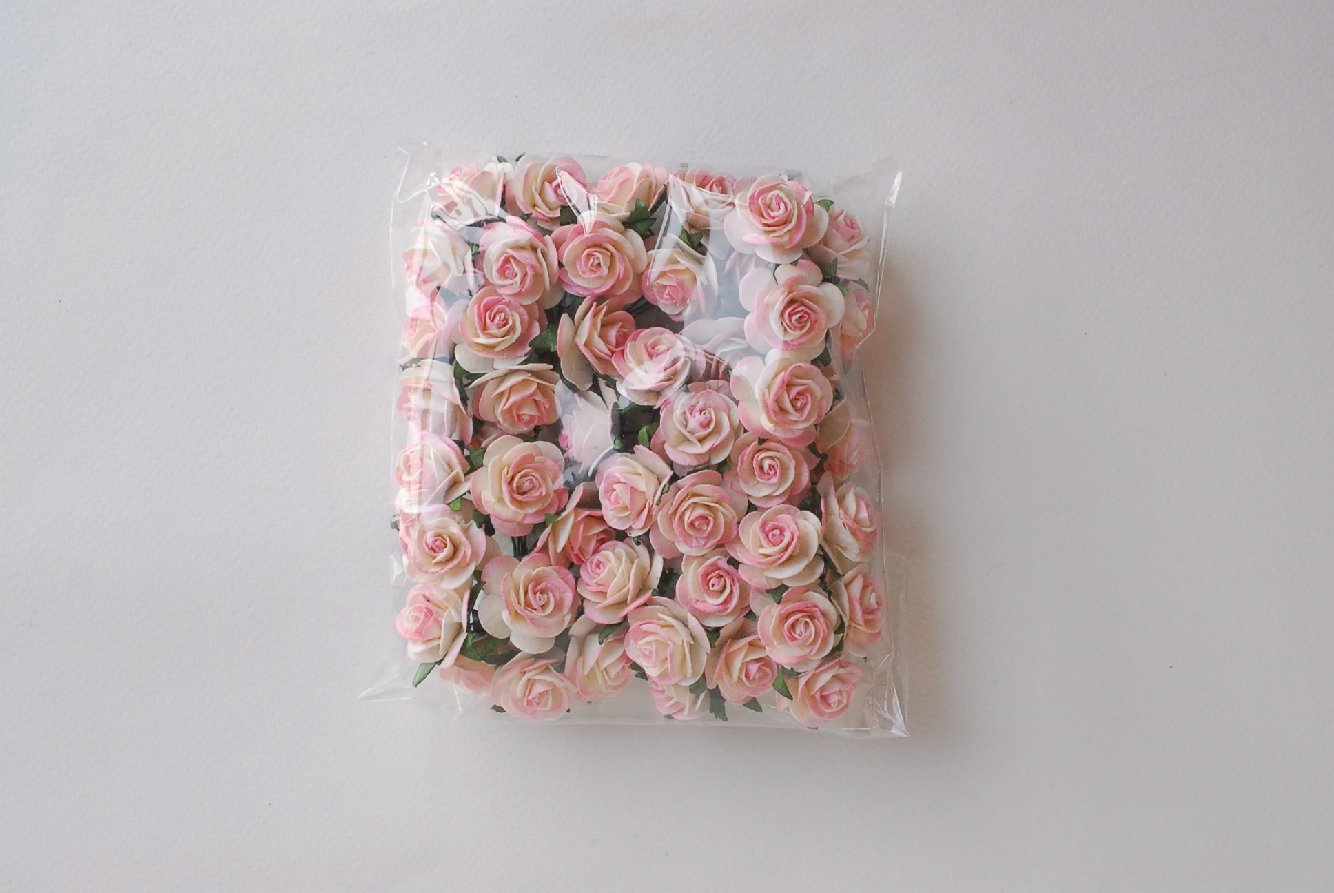 ดอกไม้กระดาษสา ดอกไม้กุหลาบกระดาษ ราคาส่ง, ดอกกุหลาบจิ๋ว ดอกกุหลาบกระดาษสา ดอกไม้ประดิษฐ์ สำหรับตกแต่งของชำร่วย หรืองานแต่งงาน สีชมพูอ่อน (light pink brush) ปัดขาวขนาด 2.5 cm. จำนวน 50 ดอก
