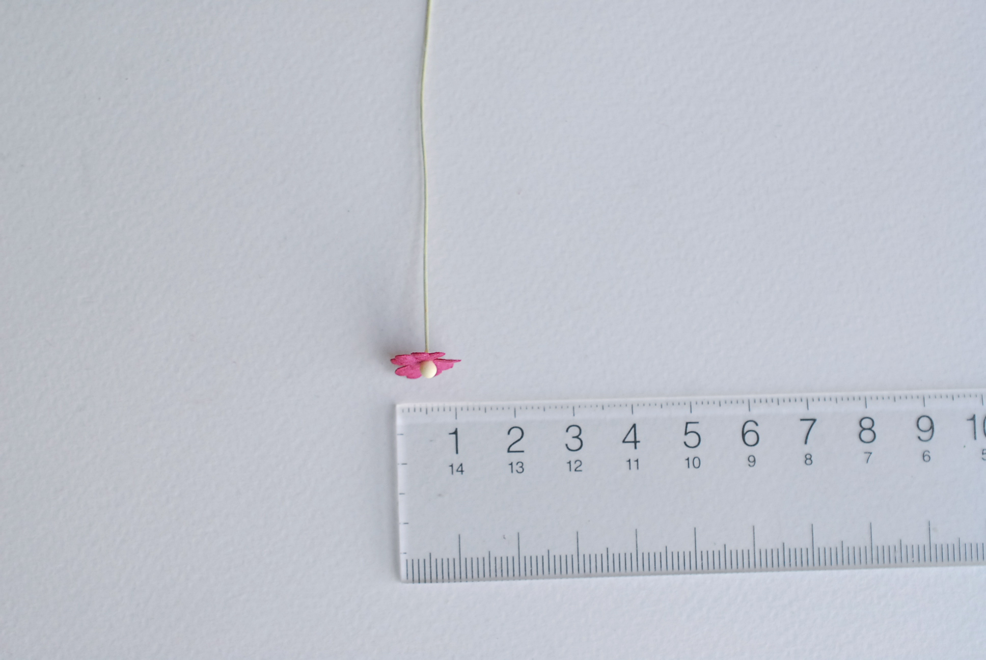 ดอกไม้กระดาษสา ดอกไม้กระดาษสาราคาส่ง ดอกไม้กระดาษสำหรับตกแต่ง งานแต่งงาน หรือติดของชำร่วย ดอกไม้จิ๋ว 100 ดอก ขนาด 1 cm. สีแดงเข้ม Small Paper Flower with stem, , 100 pcs., size 1 cm., small creeping ladies flowers 1 layer, red wine color.