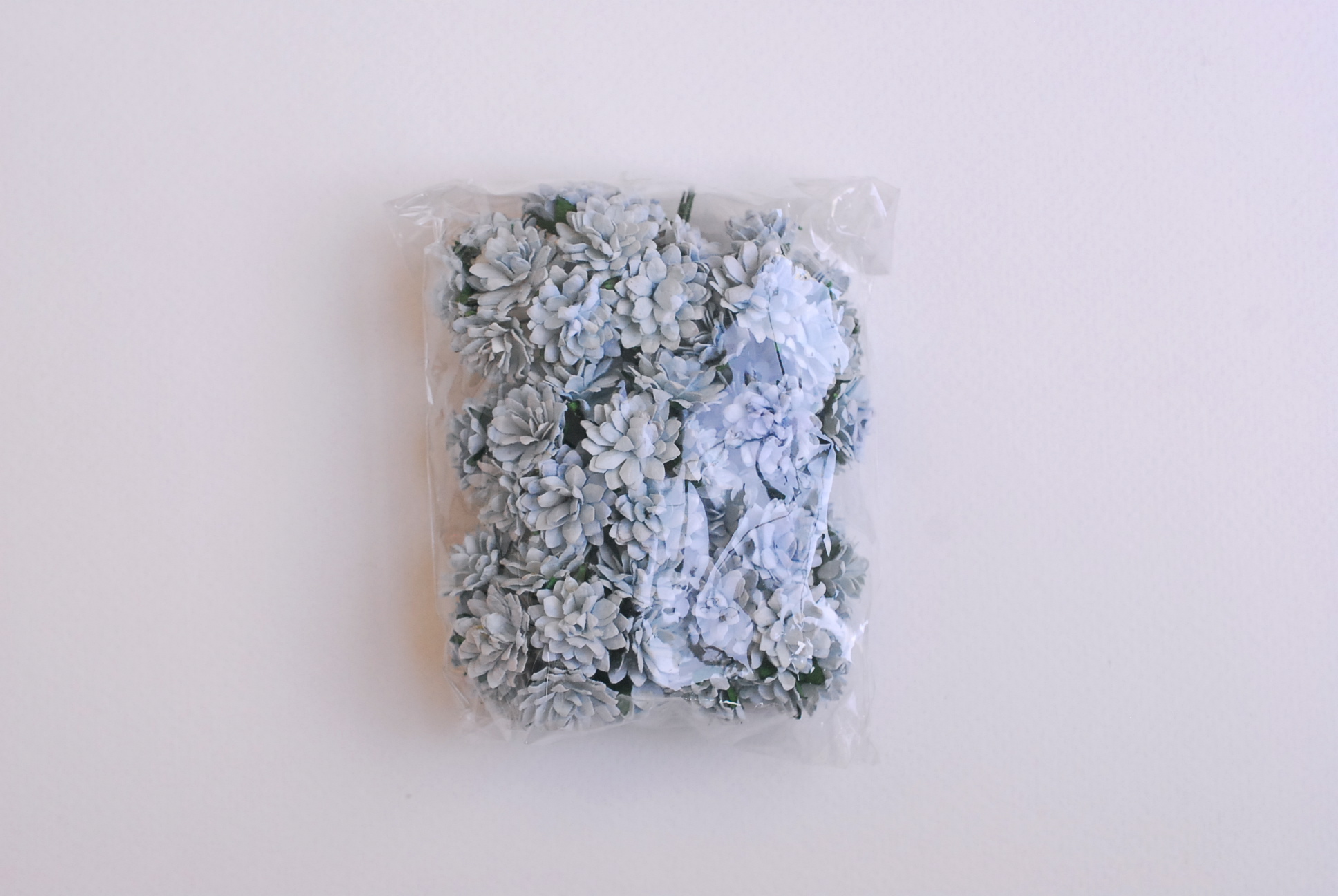 ดอกไม้ประดิษฐ์, ดอกไม้กระดาษสา, ดอก gypsophila, ดอกยิปโซ งานประดิษฐ์ตกแต่งของชำร่วย, ดอกไม้ทำพานพุ่ม,พานพวงมาลัย, พานรับไหว้, ขนาด 1.5 cm. สีฟ้าตุ่น