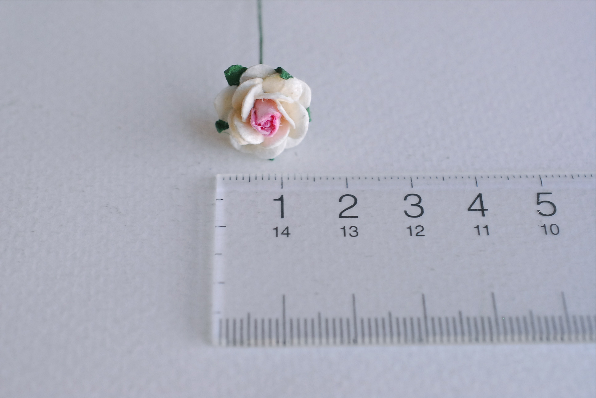 ดอกไม้กุหลาบกระดาษสา, ดอกกุหลาบจิ๋ว, ดอกไม้กระดาษสาขายส่ง สีชมพู ขาว ขนาด 1.5 cm. จำนวน 100 ดอก Paper Flowers size 1.5 cm., mini roses pink–white color, 100 pcs.