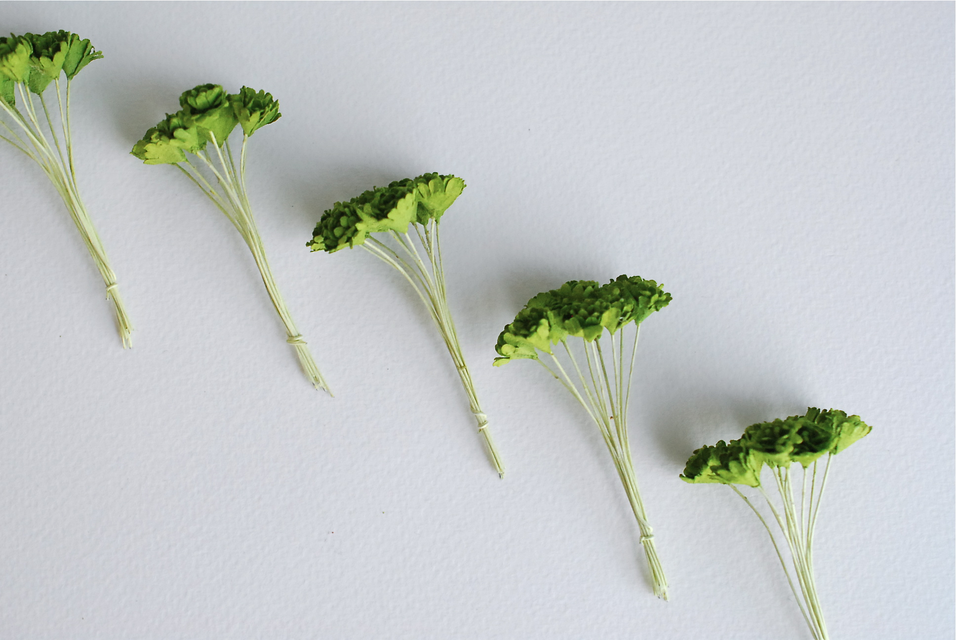 ดอกไม้ประดิษฐ์, ดอกไม้กระดาษสา, ดอก gypsophila, ดอกยิปโซ งานประดิษฐ์ตกแต่งของชำร่วย, ดอกไม้ทำพานพุ่ม,พานพวงมาลัย, พานรับไหว้, ขนาด 1 cm. สีเขียว