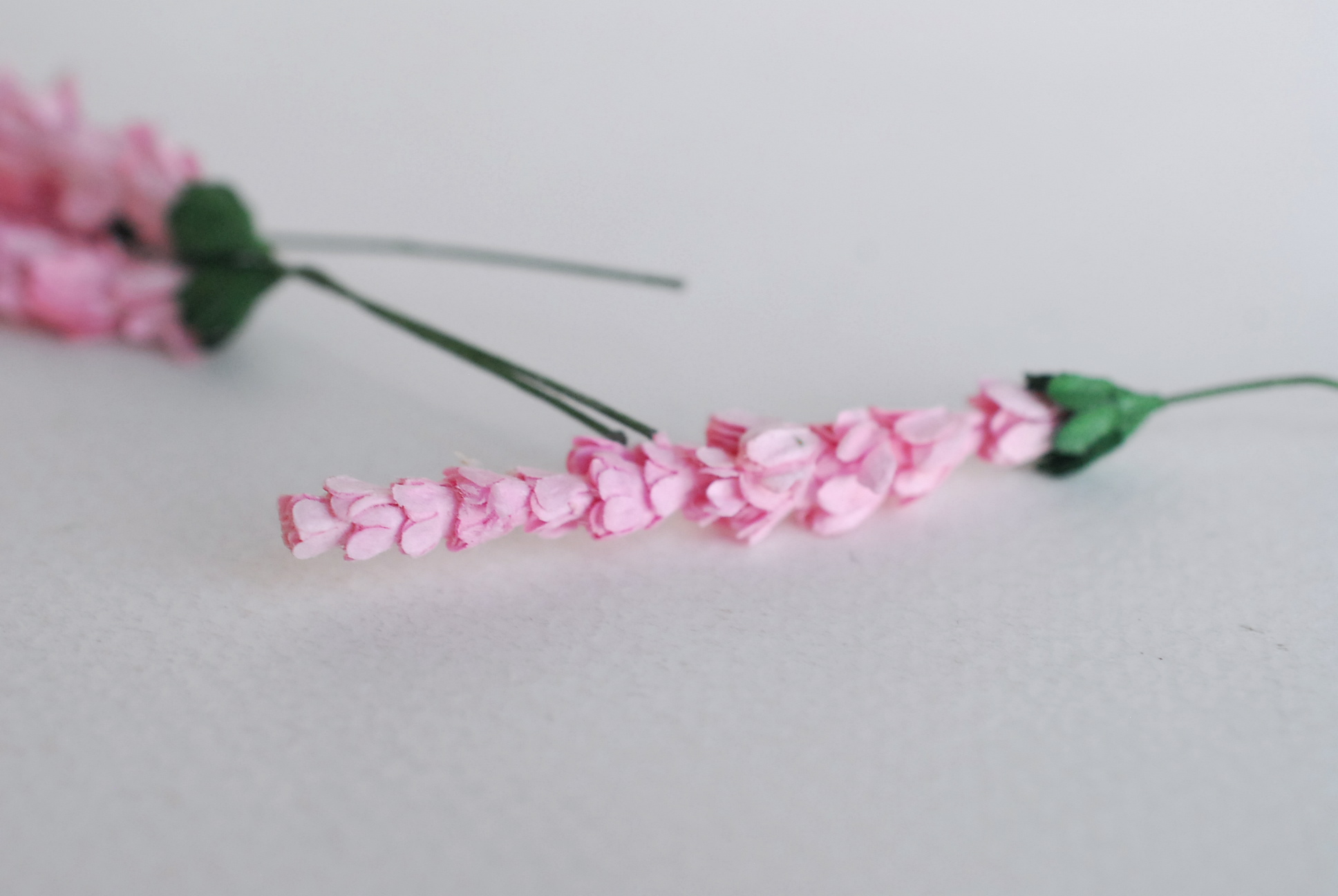 ดอกไม้ประดิษฐ์, ดอกไม้กระดาษสา, ดอกลาเวนเดอร์กระดาษ lavender, ดอกลาเวนเดอร์ กระดาษสา งานประดิษฐ์ตกแต่งของชำร่วย, ดอกไม้ทำพานพุ่ม, พานรับไหว้, ขนาด 1 cm. สีชมพู