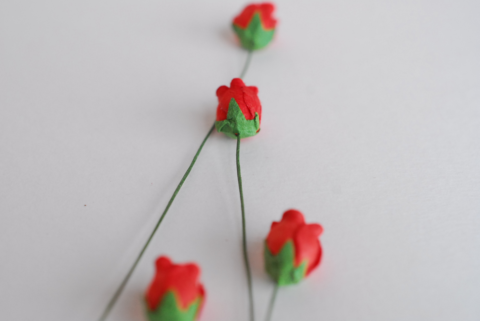 ดอกไม้กระดาษสา ดอกไม้กระดาษสา จตุจักร งานประดิษฐ์ ดอกไม้ทำข้อมือเพื่อนเจ้าสาว แต่งงาน, ดอกกุหลาบตูม 0.8x1 cm. 25 ดอก สีแดง paper flowers, budding roses flower 0.8x1 cm. 25 pieces red color.