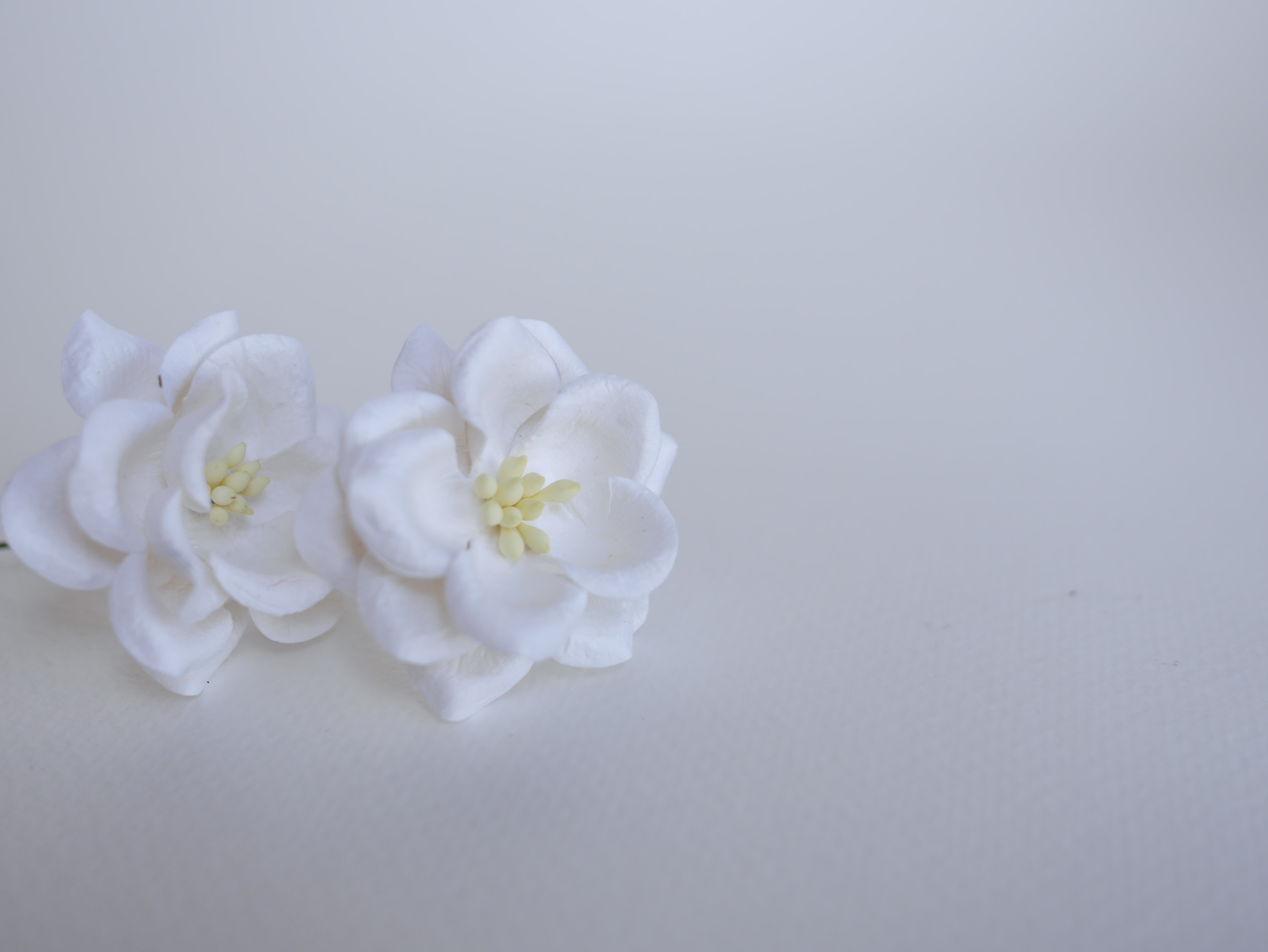 ดอกไม้กระดาษสา ดอกกุหลาบกระดาษสา ดอกไม้กุหลาบ กลีบโค้ง ดอกไม้ประดิษฐ์ สำหรับตกแต่ง หรืองานแต่งงาน สีขาว ขนาด 3.5 cm. จำนวน 25 ดอก เกสรสีครีม Paper flowers, handmade flowers, small roses paper size 3.5 cm. 25 pieces, white color,