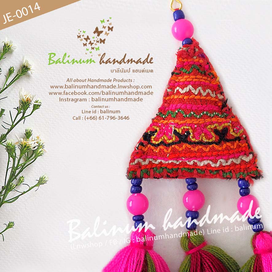 ต่างหูแฮนด์เมด สไตล์โบฮีเมียน งานปักมือ ชาวเขาม้ง ประดับพู่ไหมพรม 3 พู่ และลูกปัด งานดี สวยงาม แข็งแรง เพราะเป็นงานเย็บมือ ดูเก๋และมีสไตล์มากค่ะ หลายสี (Multi color)