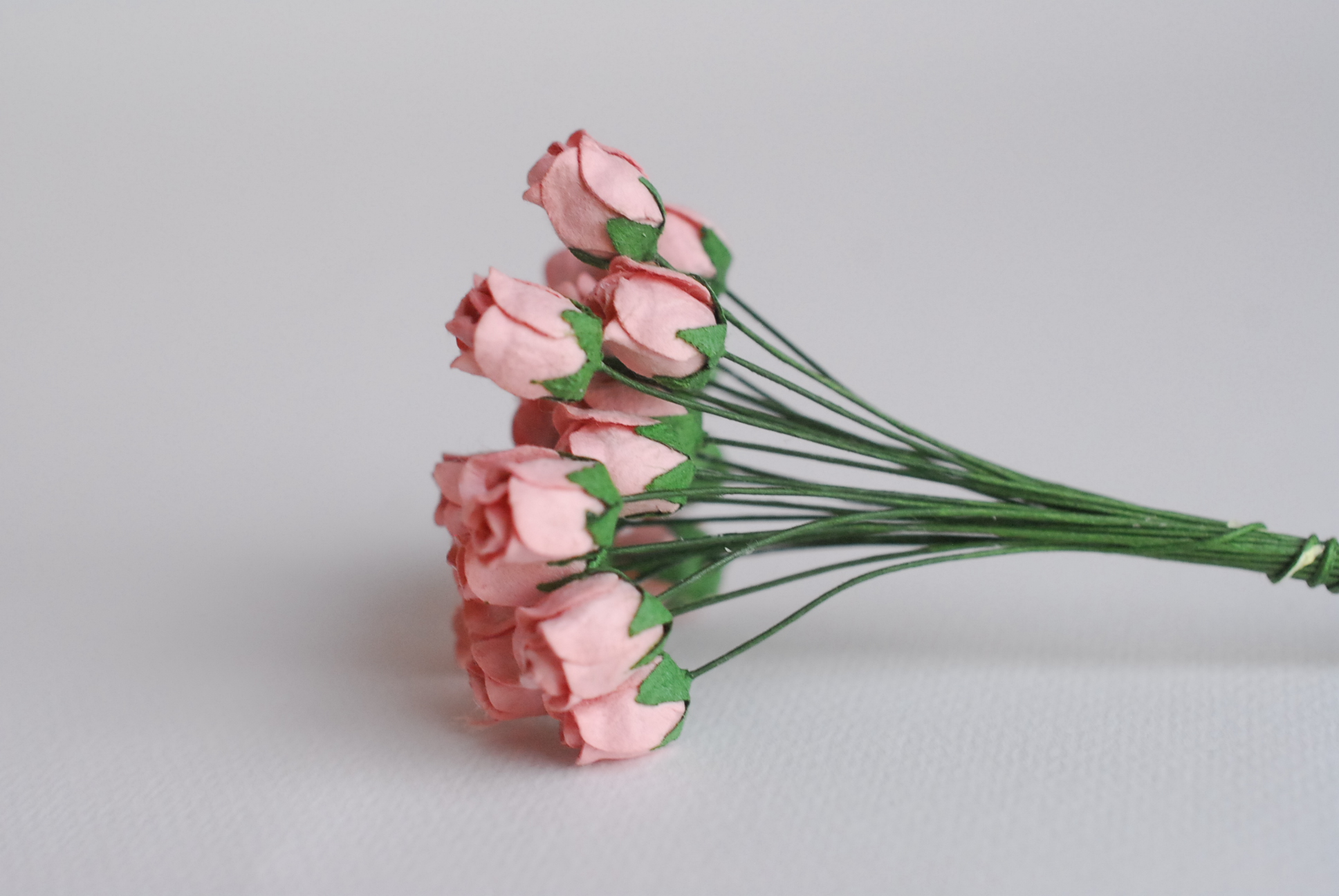 ดอกไม้กระดาษสา ดอกไม้กระดาษสา จตุจักร งานประดิษฐ์ ดอกไม้ทำข้อมือเพื่อนเจ้าสาว แต่งงาน, ดอกกุหลาบตูม 0.8x1 cm. 25 ดอก สีชมพูตุ่น paper flowers, budding roses flower 0.8x1 cm. 25 pieces pink rouge color.