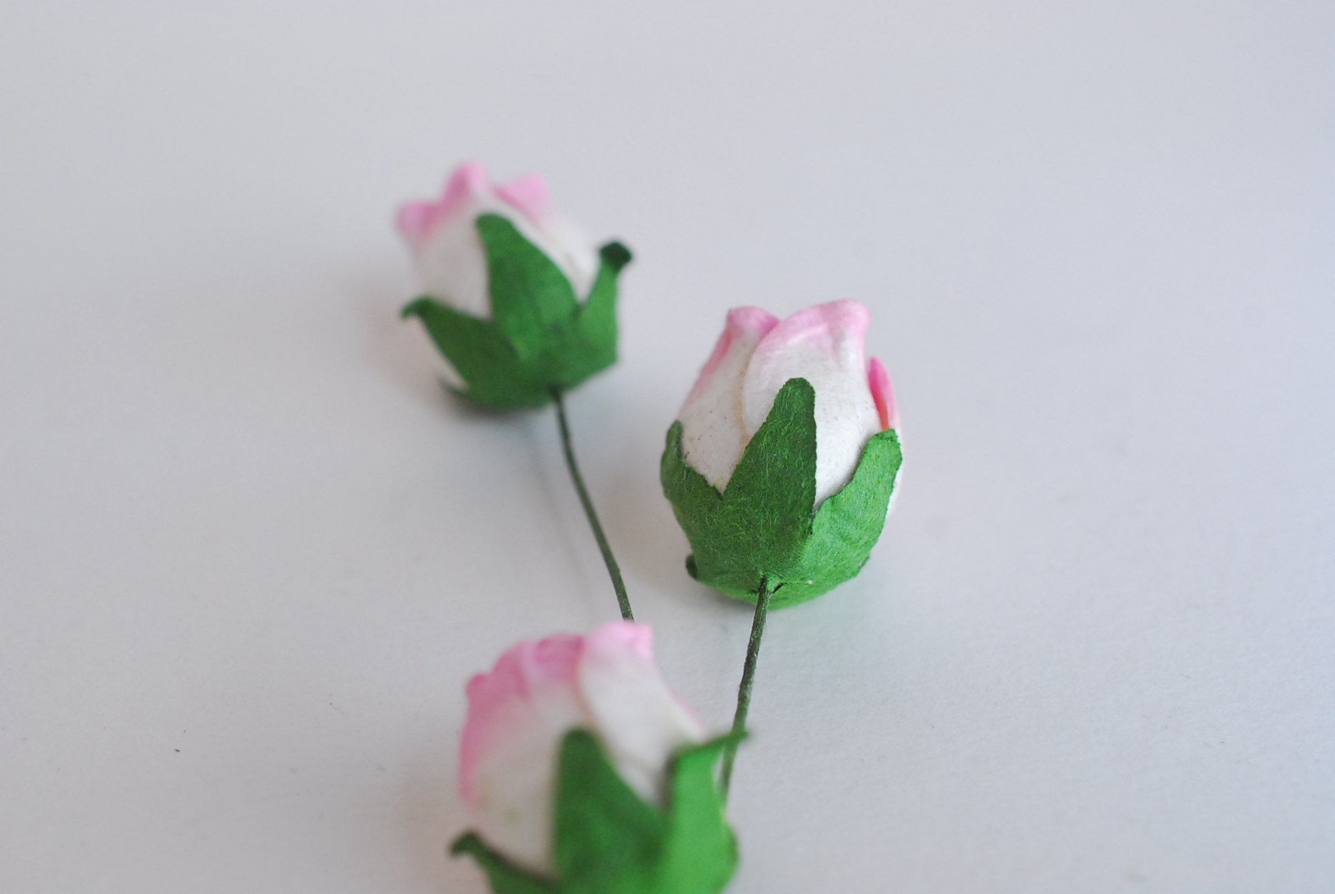 ดอกไม้กระดาษสา ดอกไม้กระดาษสา จตุจักร งานประดิษฐ์ ดอกไม้ทำข้อมือเพื่อนเจ้าสาว แต่งงาน, ดอกกุหลาบตูม 50 ดอก สีชมพูปัดขาว ขนาด 1.5 x 1.5 cm. paper flowers, budding roses flower 1.5x1.5 cm. 50 pieces. pale pink brush white color.