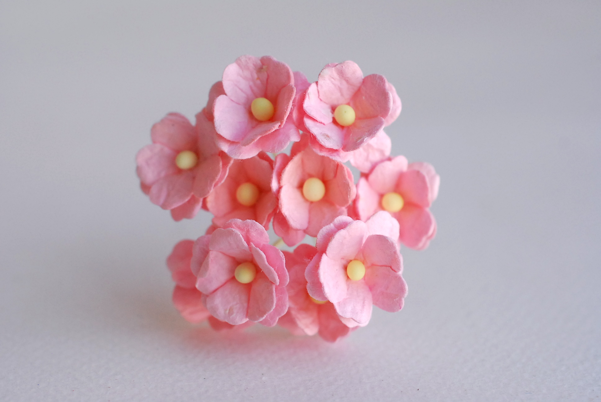 ดอกไม้กระดาษสา ดอกไฮเดรนเยียกระดาษสา ราคาส่ง ดอกไม้ประดิษฐ์ ตกแต่งงานแต่งงาน ประดิษฐ์ข้อมือเพื่อนเจ้าสาว ขนา่ด 1.5 cm., สำหรับของชำร่วย, งานแต่งงาน, ดอกไม้ทำข้อมือเจ้าสาว สีพีช จำนวน 100 ดอก Paper flower,100 Pieces mulberry hydenyia, peach medium color.