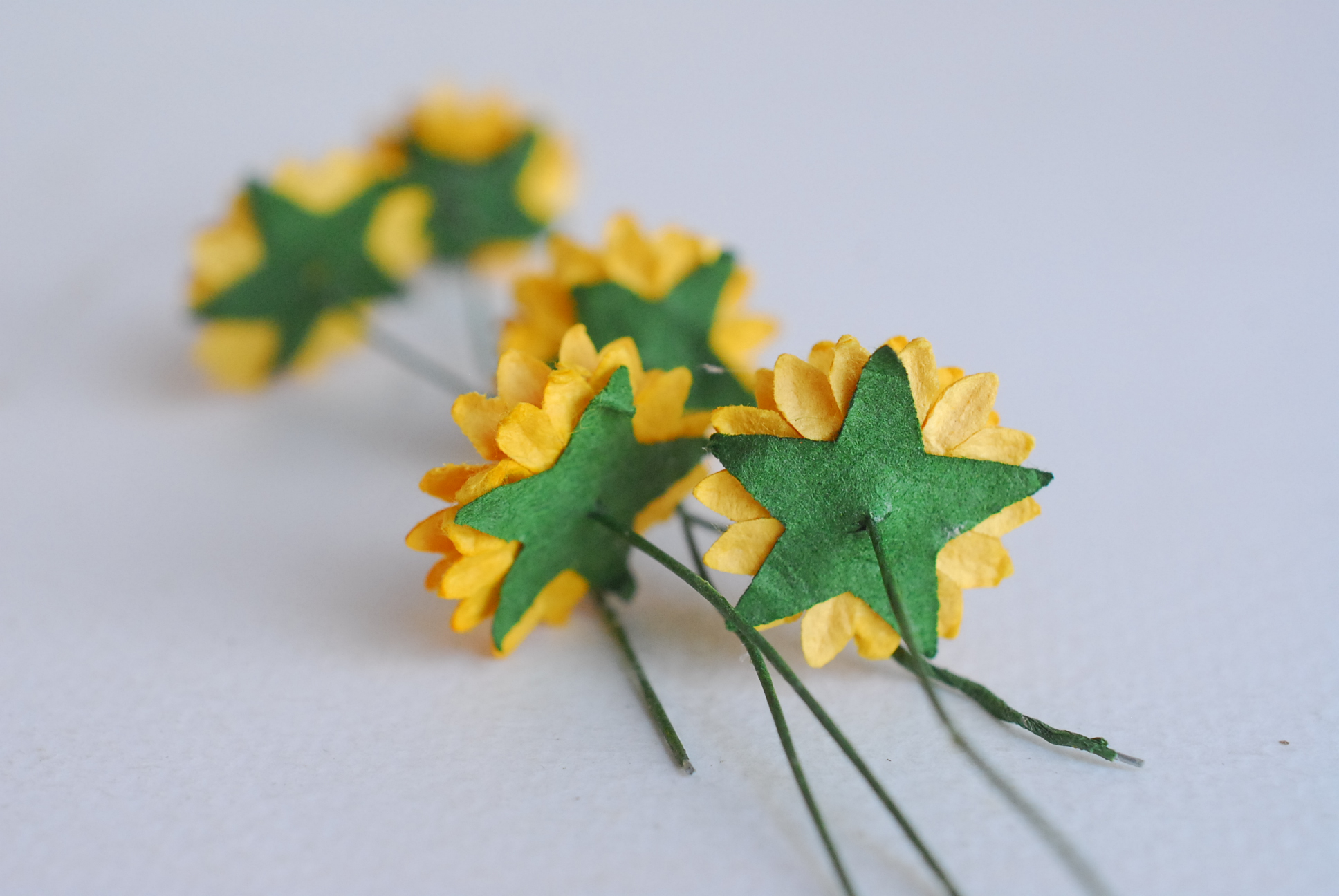 ดอกทานตะวันกระดาษ ดอกไม้กระดาษสา ดอกไม้ประดิษฐ์จากกระดาษสา ดอกทานตะวัน ดอกไม้กระดาษสาขายส่ง ดอกไม้ประดิษฐ์ ดอกไม้ทำข้อมือเพื่อนเจ้าสาว ขนาด 1.5 cm. จำนวน 50 ดอก สีเหลือง Paper Flower, Sun Flowers, yellow color, size 1.5 cm 50 pieces, brown pollen.