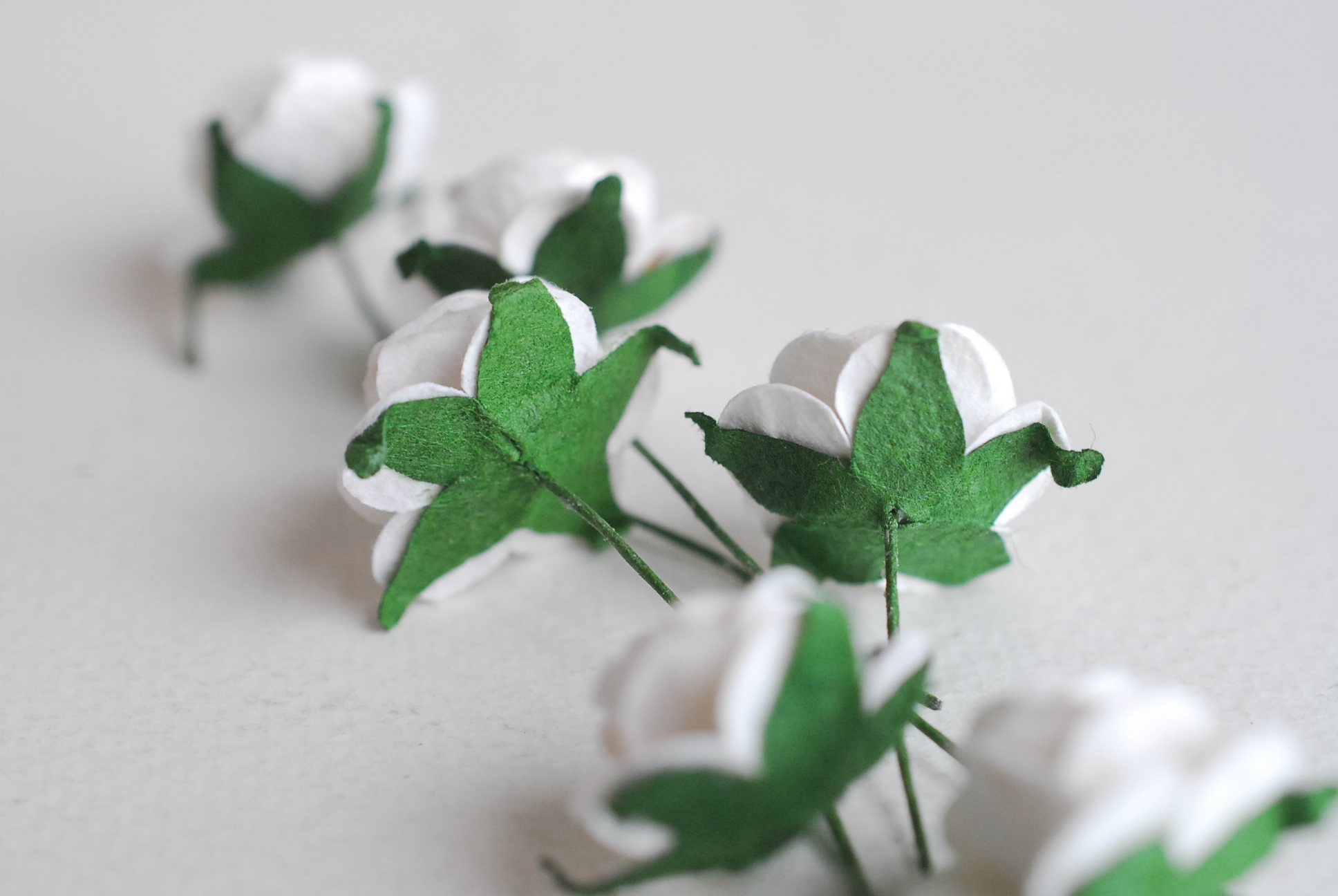 ดอกไม้กระดาษสา ราคาส่ง, ดอกกุหลาบกระดาษสา ดอกไม้ประดิษฐ์ ตกแต่งงานแต่งงาน ขนา่ด 2.00 cm., สำหรับของชำร่วย, งานแต่งงาน, ดอกไม้ทำข้อมือเจ้าสาว สีขาว จำนวน 50 ดอก Paper flower,50 Pieces mulberry rose, 2 cm. white color.