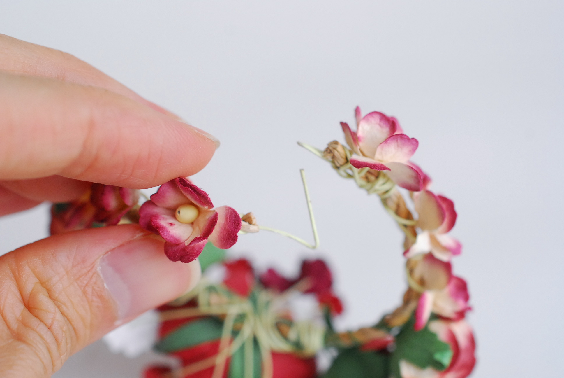 อมือเพื่อนเจ้าสาว งานแต่งงาน งานประดิษฐ์ DIY สีแดง ดอกกุหลาบกระดาษสา และดอกไม้กระดาษสาขนาดเล็ก Handmade corsages 1 ชิ้น