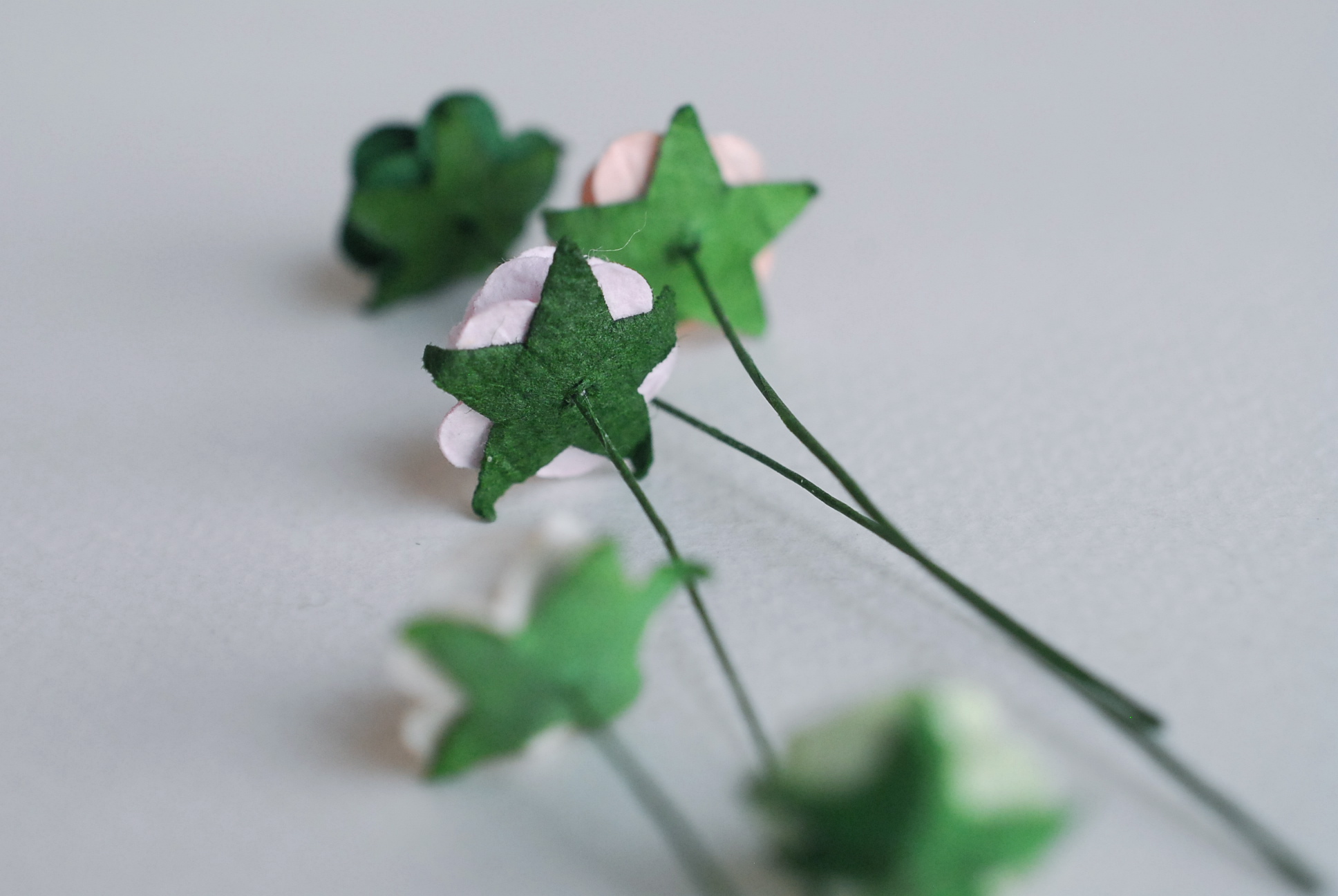 ดอกไม้กุหลาบกระดาษ, ดอกกุหลาบกระดาษสา ดอกกุหลาบจิ๋ว ดอกกุหลาบกระดาษสา สำหรับประดับ ตกแต่งของชำร่วย, งานแต่งงาน สีMIXED เขียวเข้ม เขียวตุ่น ชมพู พีชอ่อน ขาวof-white ขนาด 1.5 cm. จำนวน 100 ดอก