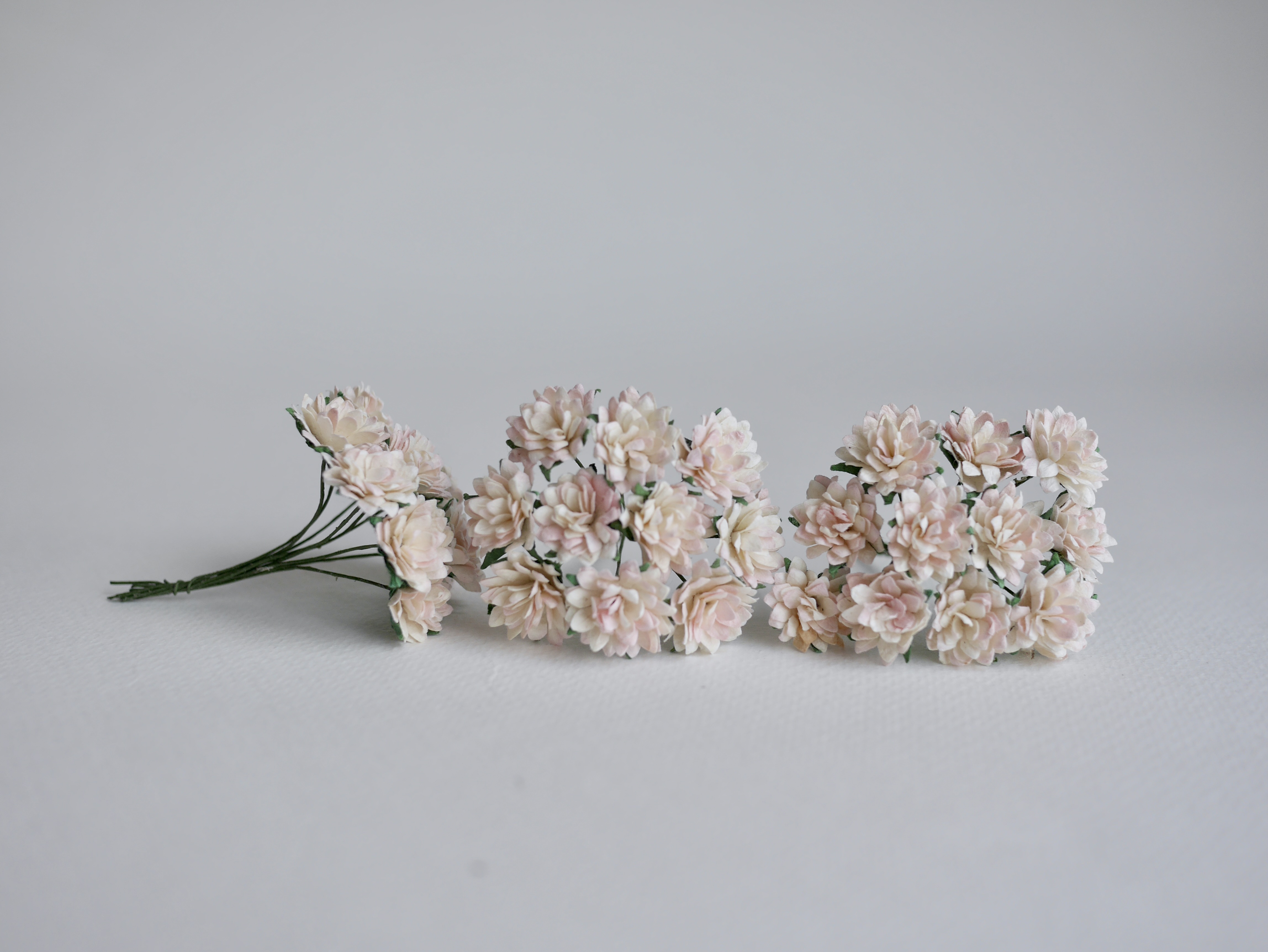 ดอกไม้ประดิษฐ์, ดอกไม้กระดาษสา, ดอก gypsophila, ดอกยิปโซ งานประดิษฐ์ตกแต่งของชำร่วย, ดอกไม้ทำพานพุ่ม,พานพวงมาลัย, พานรับไหว้, ขนาด 1.5 cm. สีชมพูอ่อนปัดสีขาว