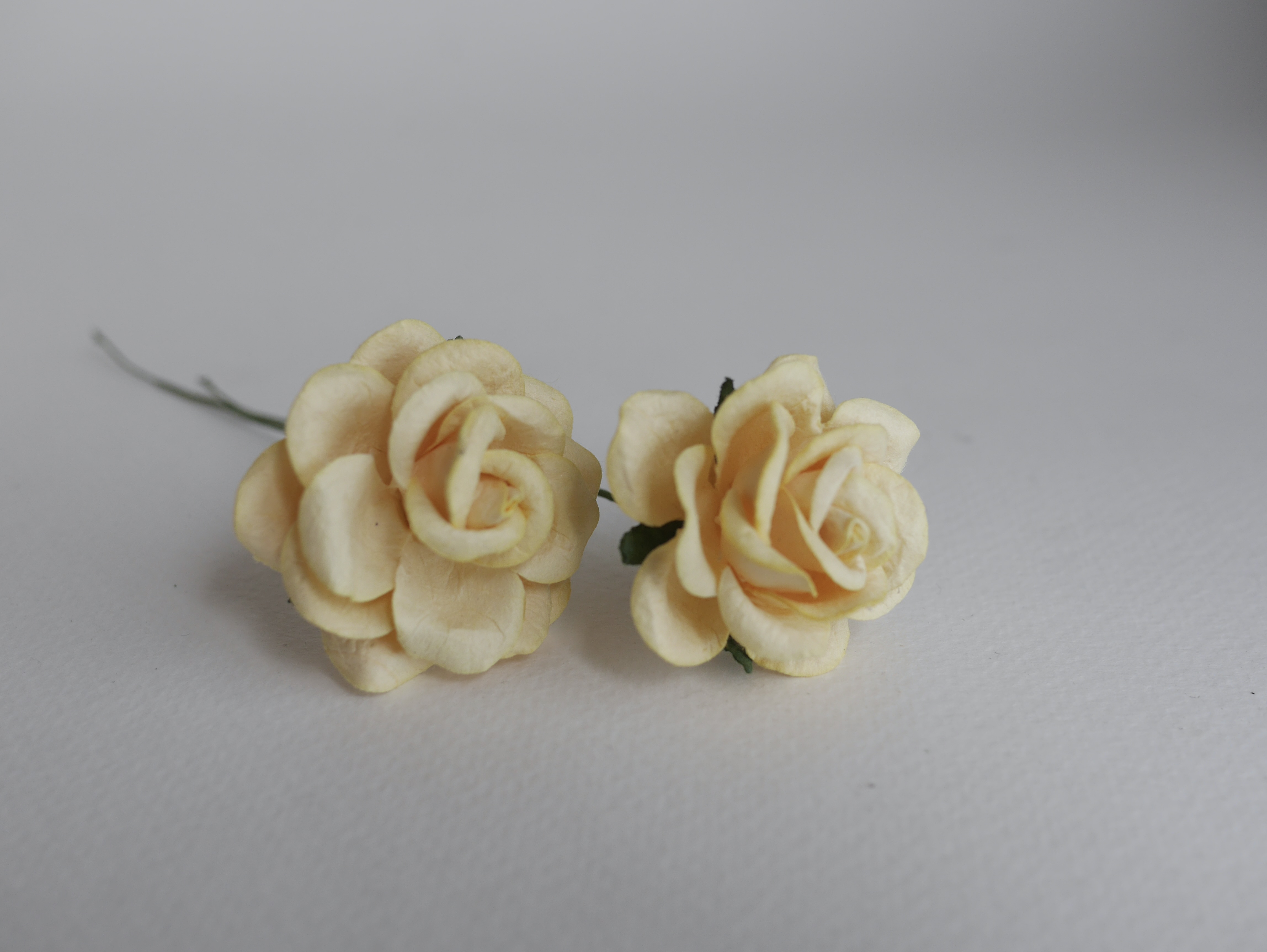 ดอกไม้กระดาษสา ดอกกุหลาบกระดาษสา ดอกไม้กุหลาบ กลีบโค้ง ดอกไม้ประดิษฐ์ สำหรับตกแต่ง หรืองานแต่งงาน สีเหลือง ขนาด 3.5 cm. จำนวน 25 ดอก Paper flowers, handmade flowers, small roses paper size 3.5 cm. 25 pieces, yellow color.