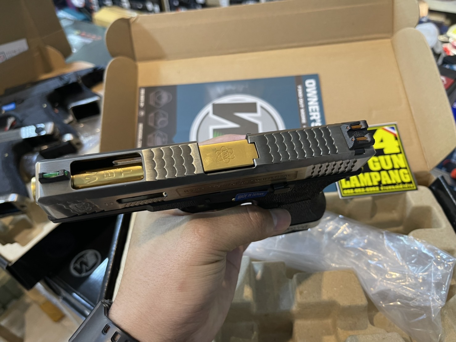 WE Glock17 Custom G-Force – เฟรมดำ สไลท์เงิน ลำกล้องทอง T5