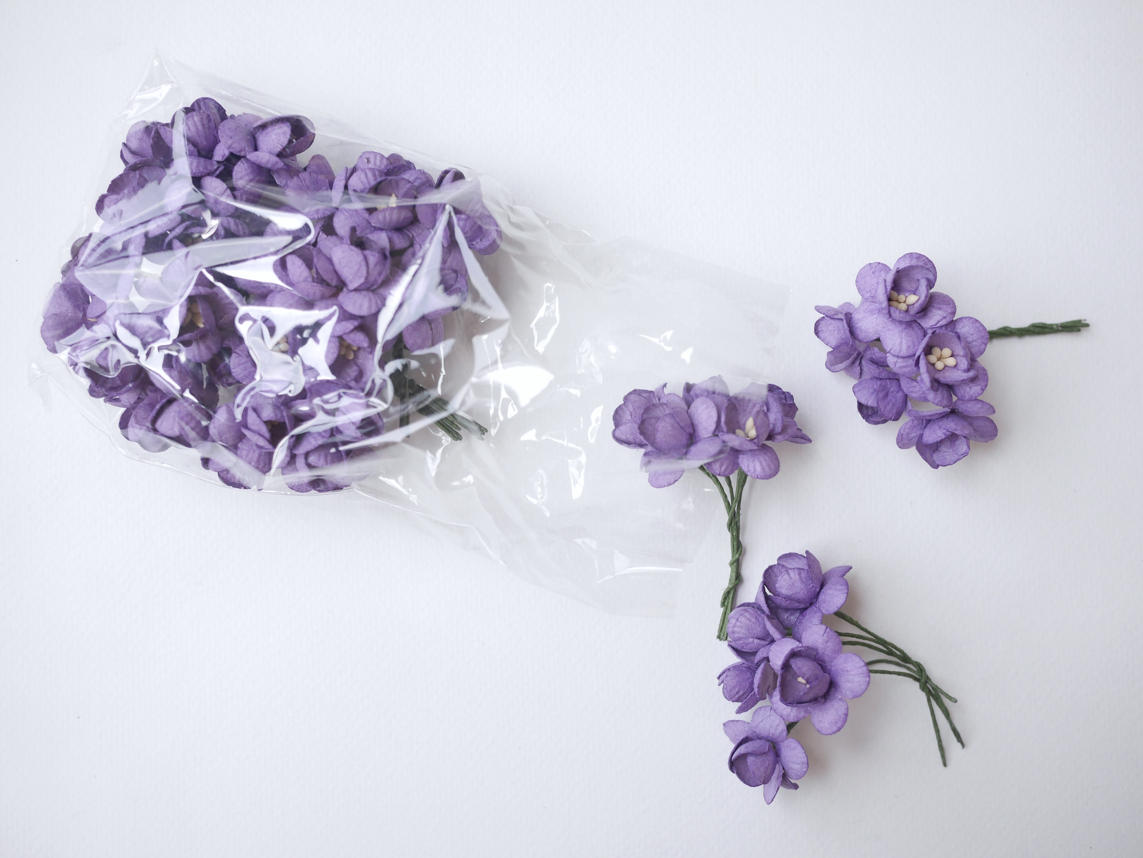 ดอกไม้กระดาษสา ดอกซากุระกระดาษ ขนาดเล็ก ดอกไม้กระดาษสาราคาส่ง ดอกไม้กระดาษสำหรับตกแต่งของชำร่วย งานแต่งงาน ทำช่อดอกไม้ติดอกเจ้าบ่าว ข้อมือดอกไม้เจ้าสาว ขนาด 2.5 cm. 50 ดอก สีม่วงเข้ม Paper flowers supplies: DIY wedding tools small Cherry blossom (Sakura)