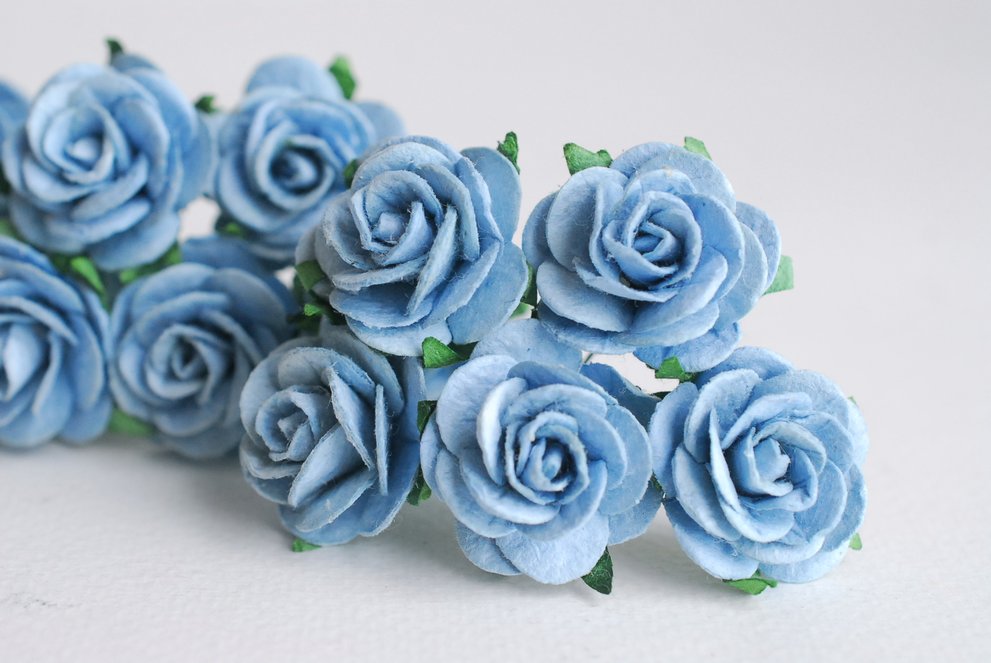 ดอกไม้กระดาษสา ดอกกุหลาบกระดาษ ดอกไม้กุหลาบกระดาษ ราคาส่ง, ดอกกุหลาบกระดาษสา ดอกไม้ประดิษฐ์ สำหรับตกแต่ง หรืองานแต่งงาน สีฟ้าตุ่นขนาด 2.5 cm. จำนวน 50 ดอก paper flowers supplies DIY wedding flowers, mini roses paper size 2.5 cm. pale blue color.