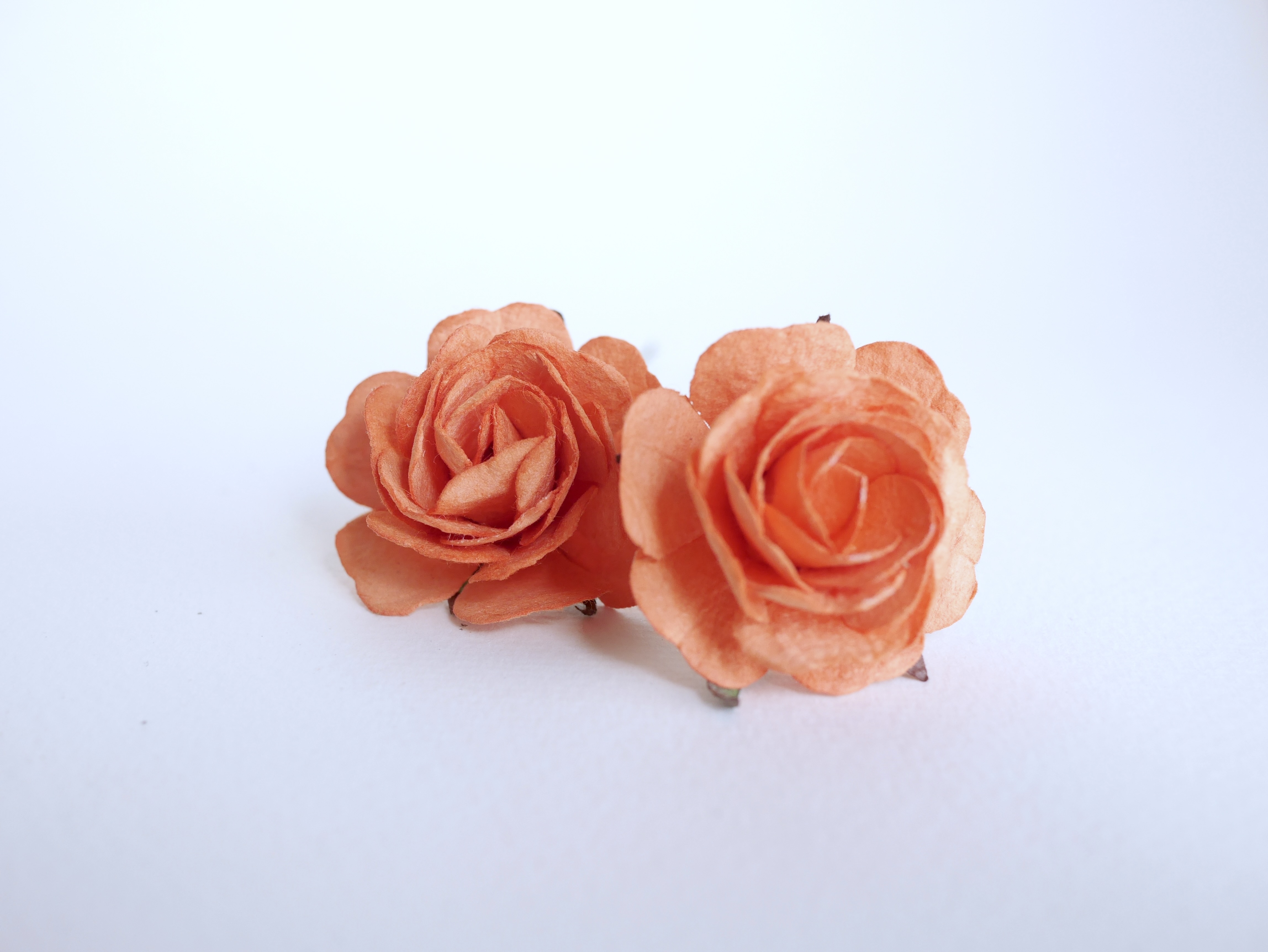 ดอกไม้กระดาษสา ราคาส่ง, ดอกกุหลาบกระดาษสา ดอกไม้ประดิษฐ์ สำหรับตกแต่ง หรืองานแต่งงาน สีส้มอิฐ ขนาด 3.5 cm. จำนวน 25ดอก Paper flowers, handmade flowers, small roses paper size 3.5 cm. 25 pieces, dark orange color.