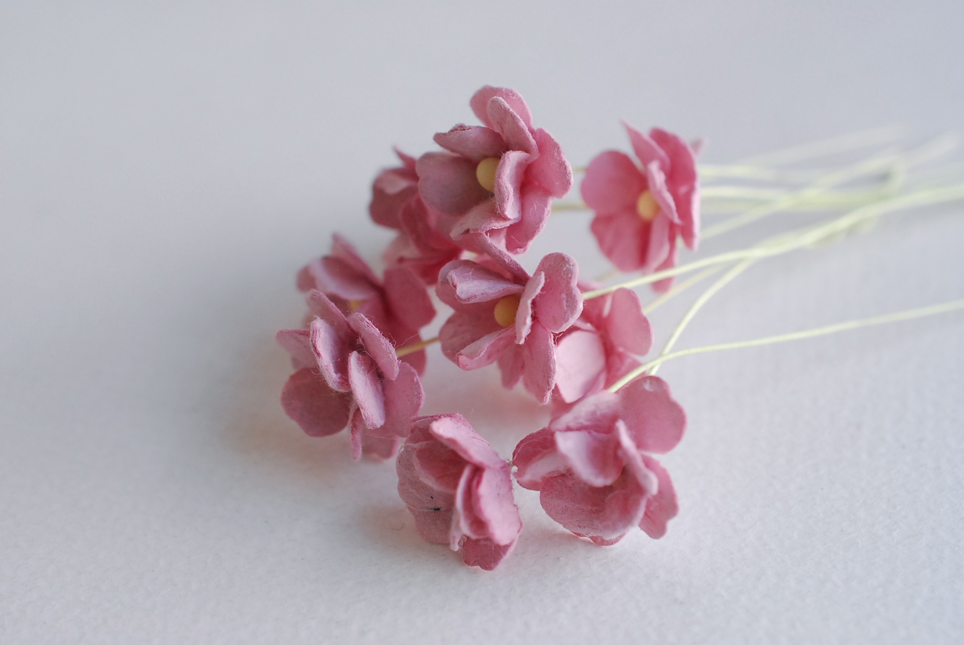 ดอกไม้กระดาษสา ราคาส่ง, ดอกไฮเดรนเยียกระดาษสา ดอกไม้ประดิษฐ์ ตกแต่งงานแต่งงาน ประดิษฐ์ข้อมือ เพื่อนเจ้าสาว ขนา่ด 1.5 cm., สำหรับของชำร่วย, งานแต่งงาน, ดอกไม้ทำข้อมือเจ้าสาว สีชมพูตุ่น จำนวน 100 ดอก Paper flower,100 Pieces mulberry hydenyia, maroon pink co