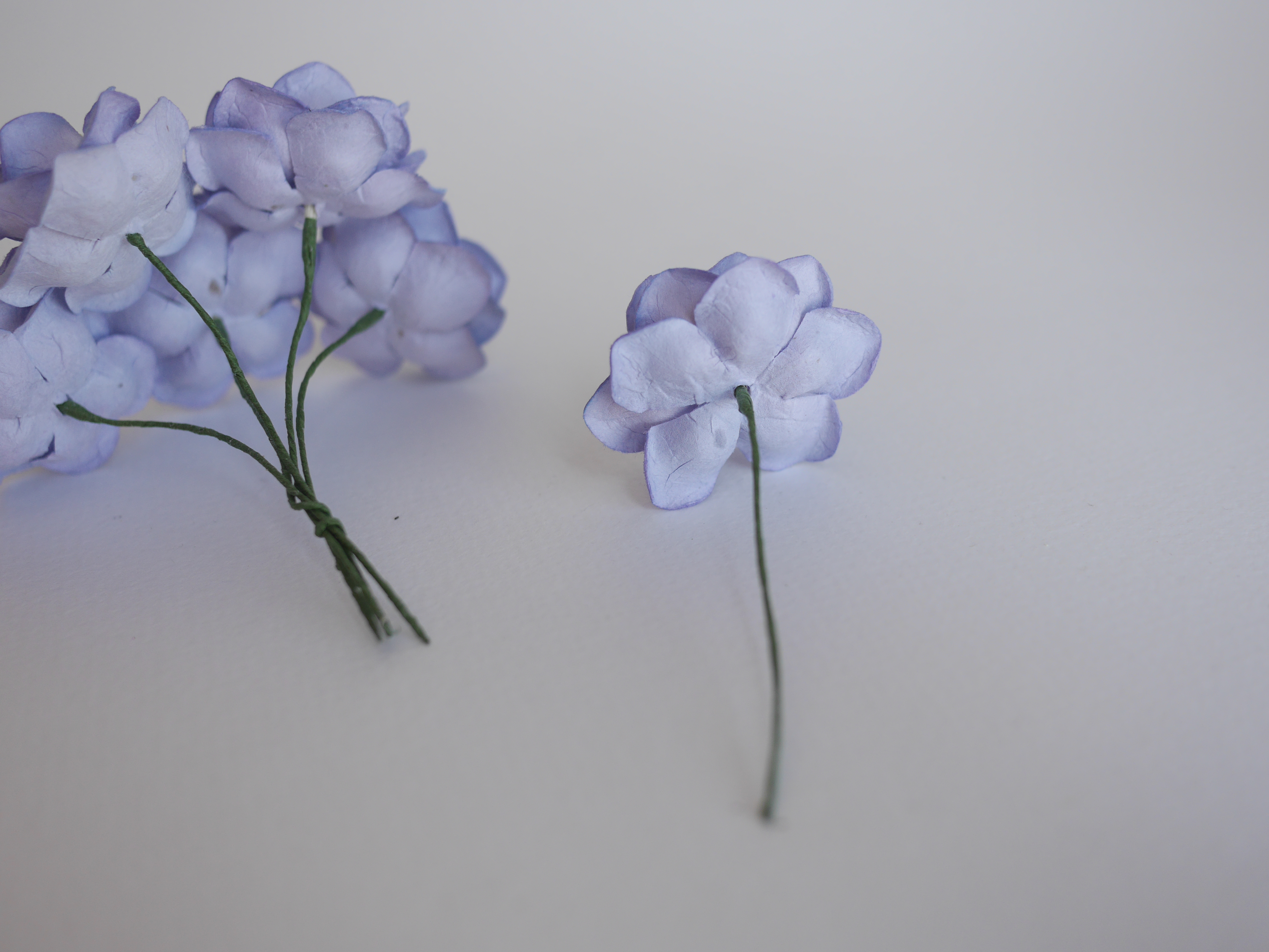 ดอกไม้กระดาษสา ดอกกุหลาบกระดาษสา ดอกไม้กุหลาบ กลีบโค้ง ดอกไม้ประดิษฐ์ สำหรับตกแต่ง หรืองานแต่งงาน สีฟ้าตุ่น ขนาด 3.5 cm. จำนวน 25 ดอก เกสรสีฟ้าม่วงตุ่น Paper flowers, handmade flowers, small roses paper size 3.5 cm. 25 pieces, pale blue purple color, ivor