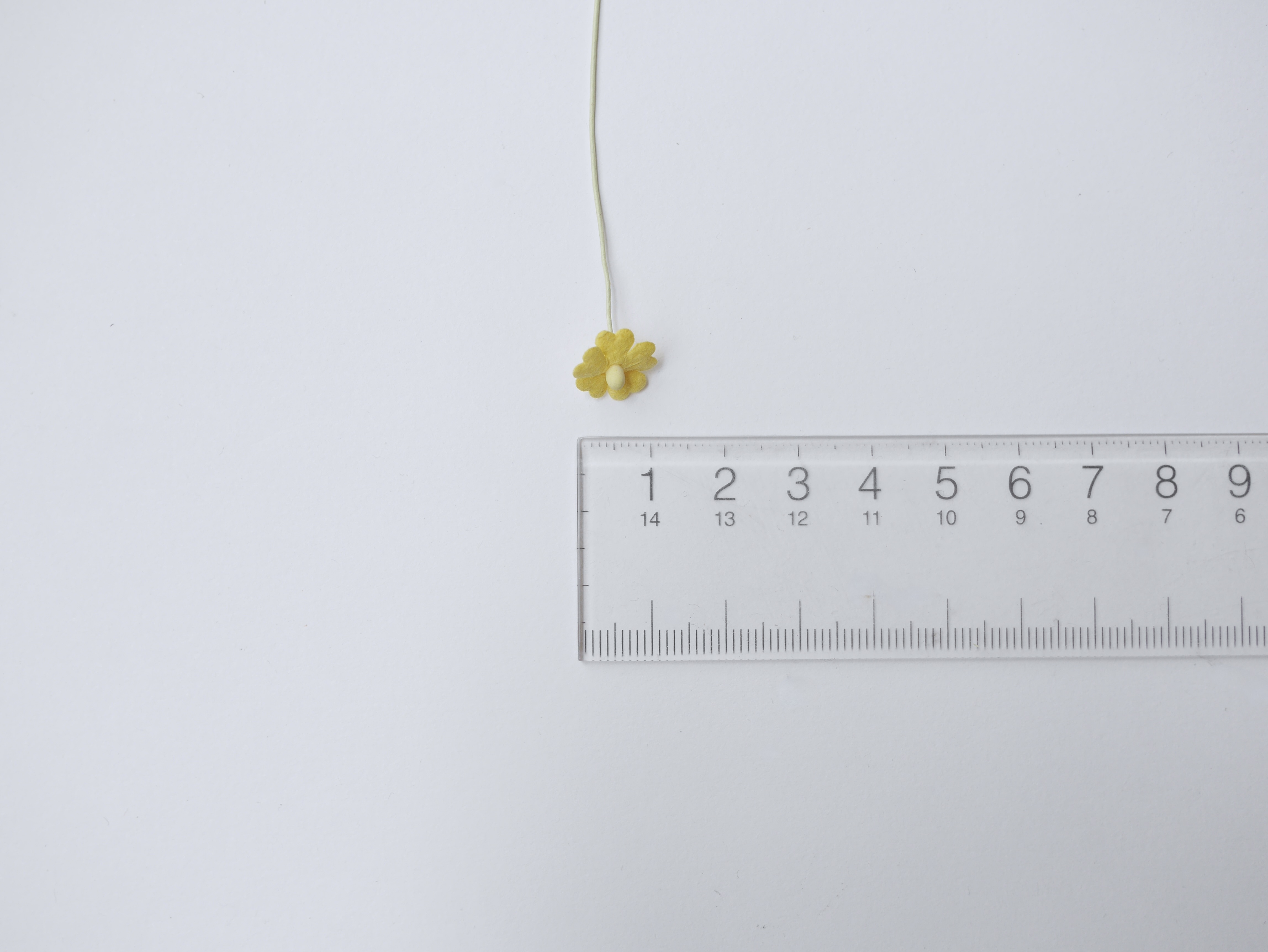 ดอกไม้กระดาษสา ดอกไม้กระดาษสาราคาส่ง ดอกไม้กระดาษสำหรับตกแต่ง งานแต่งงาน หรือติดของชำร่วย ดอกไม้จิ๋ว 100 ดอก ขนาด 1 cm. สีเหลือง Small Paper Flower with stem, , 100 pcs., size 1 cm., small creeping ladies flowers 1 layer, yellow color.