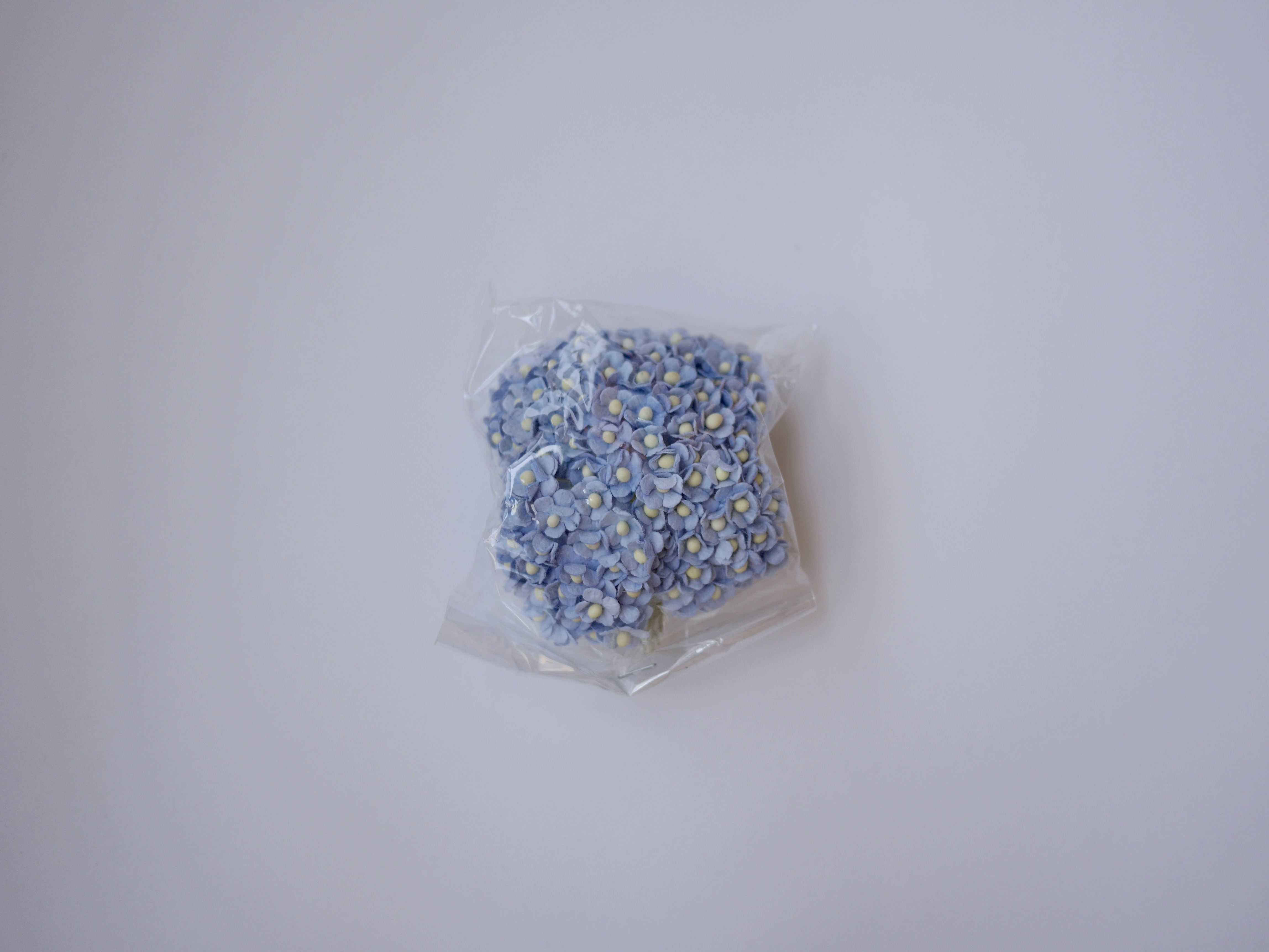 ดอกไม้กระดาษสา ดอกไม้กระดาษสาราคาส่ง ดอกไม้กระดาษสำหรับตกแต่ง งานแต่งงาน หรือติดของชำร่วย ดอก creeping lady 100 ดอก ขนาด 0.8 cm. สีฟ้าตุ่น Small Paper Flower with stem, , 100 pcs., size 0.8 cm., creeping flowers 2 layers, pale blue sky color.