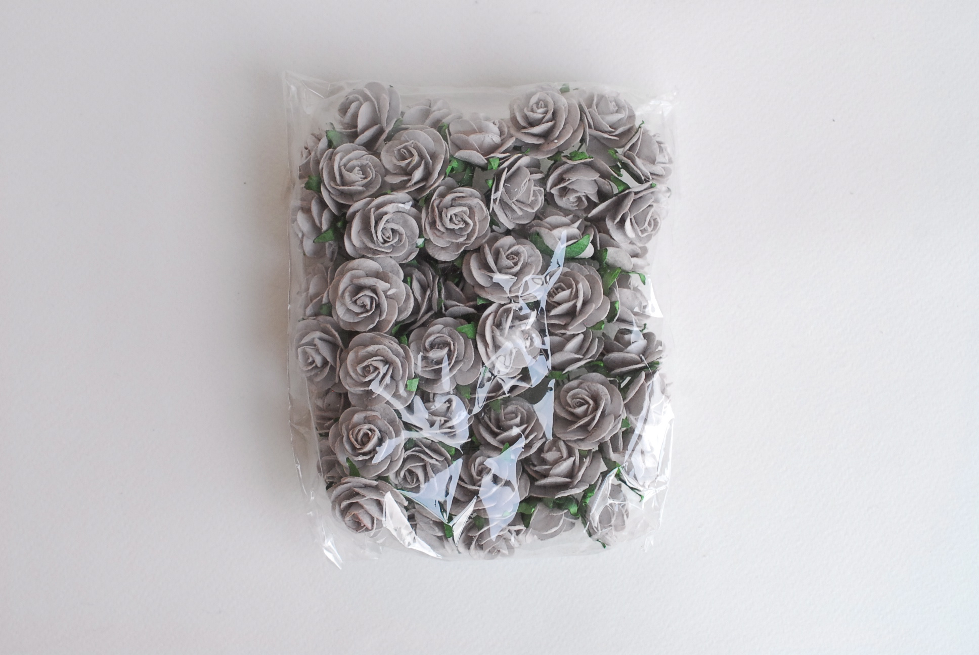 ดอกไม้กระดาษสา ดอกไม้กระดาษสา ราคาส่ง, ดอกกุหลาบกระดาษสา ดอกไม้ประดิษฐ์ สำหรับตกแต่ง หรืองานแต่งงาน สีเทา ขนาด 2.5 cm. จำนวน 50 ดอก Paper flowers, handmade flowers, small roses paper size 2.5 cm. 50 pieces, grey color.