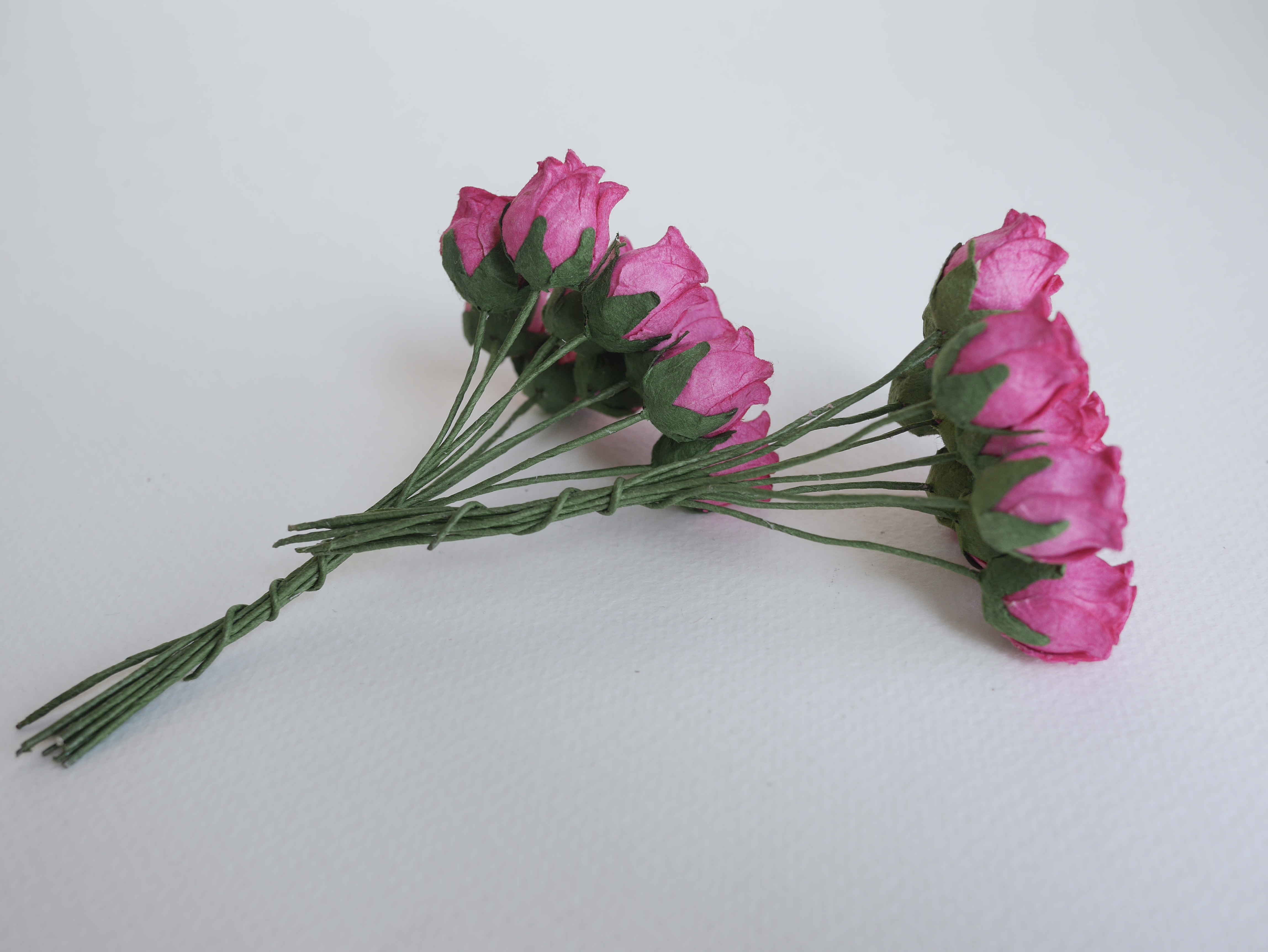 ดอกไม้กระดาษสา ดอกไม้กระดาษสา จตุจักร งานประดิษฐ์ ดอกไม้ทำข้อมือเพื่อนเจ้าสาว แต่งงาน, ดอกกุหลาบตูม 50 ดอก สีชมพูร้อนแรง color ขนาด 1.5 cm. paper flowers, budding roses flower 1.5 cm. 50 pieces. hot pink color.