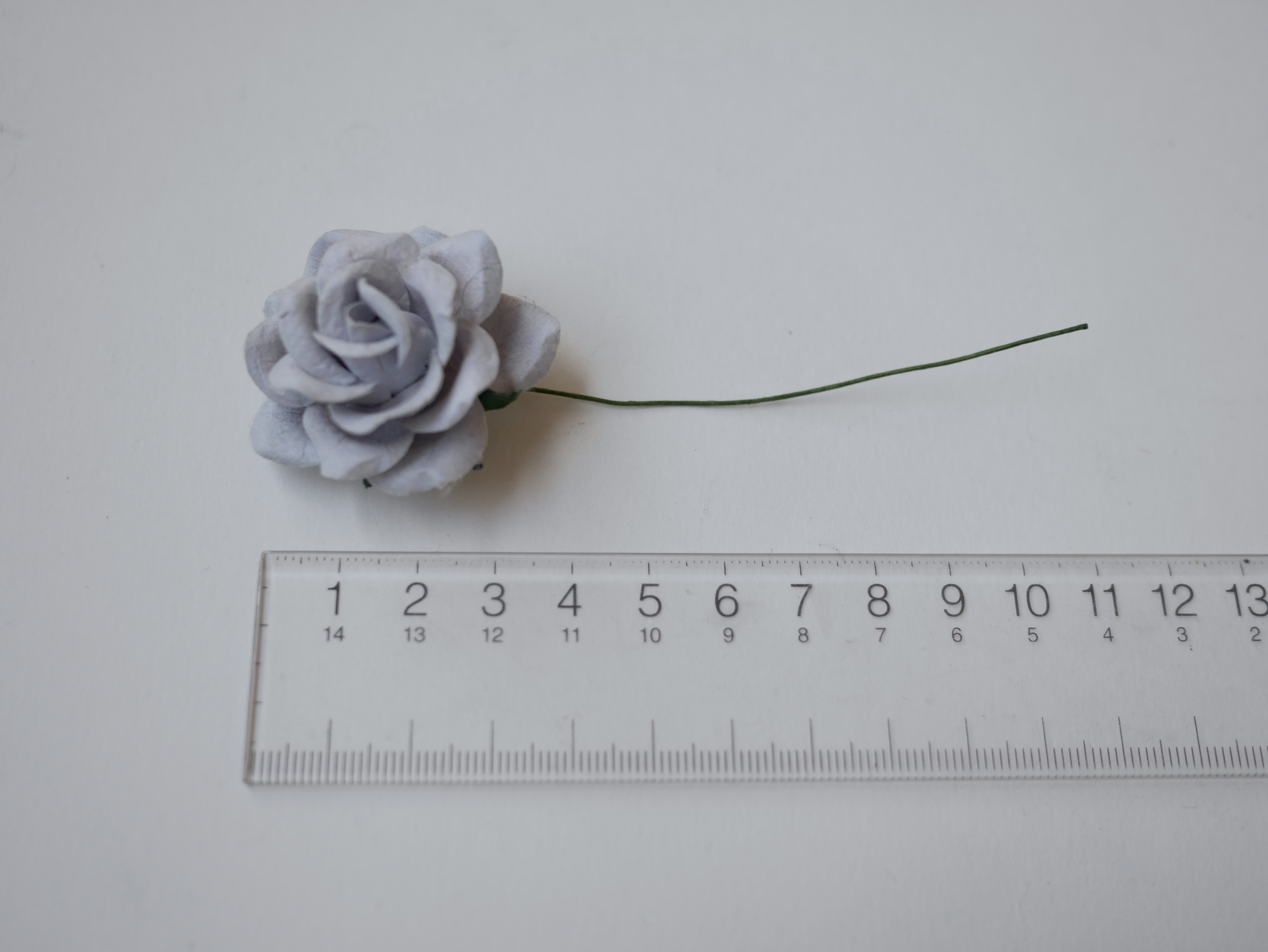 ดอกไม้กระดาษสา ดอกกุหลาบกระดาษสา ดอกไม้กุหลาบ กลีบโค้ง ดอกไม้ประดิษฐ์ สำหรับตกแต่ง หรืองานแต่งงาน สีเทาอ่อน ขนาด 3.5 cm. จำนวน 25 ดอก Paper flowers, handmade flowers, small roses paper size 3.5 cm. 25 pieces, pale gray color.