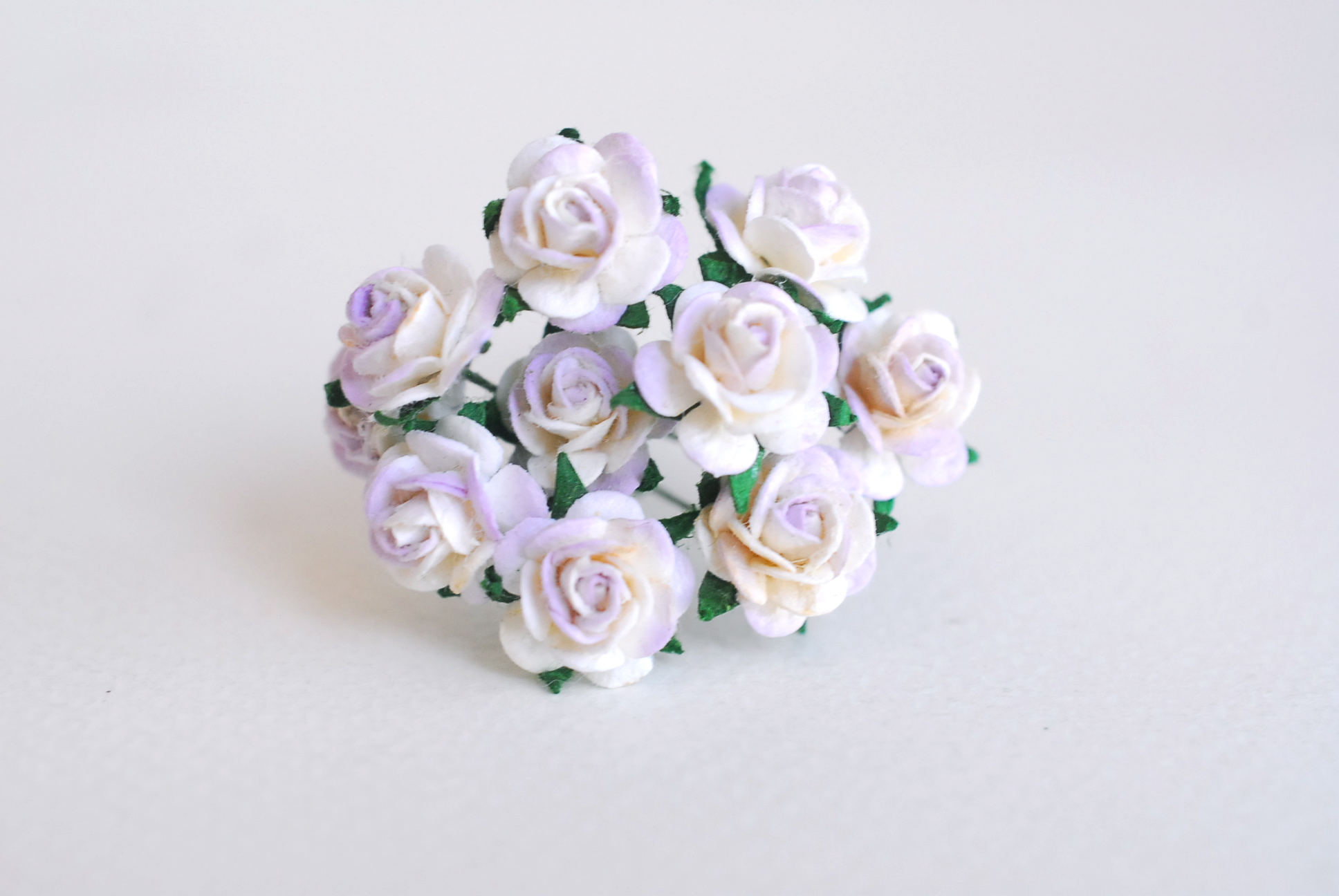 ดอกไม้กระดาษสา ดอกกุหลาบกระดาษ สำหรับตกแต่งของชำร่วย ดอกกุหลาบ ดอกกุหลาบสีแดง กระดาษสา สีม่วงอ่อนปัดขาวขนาด 1 cm. จำนวน 100 ดอก/1 ถุง