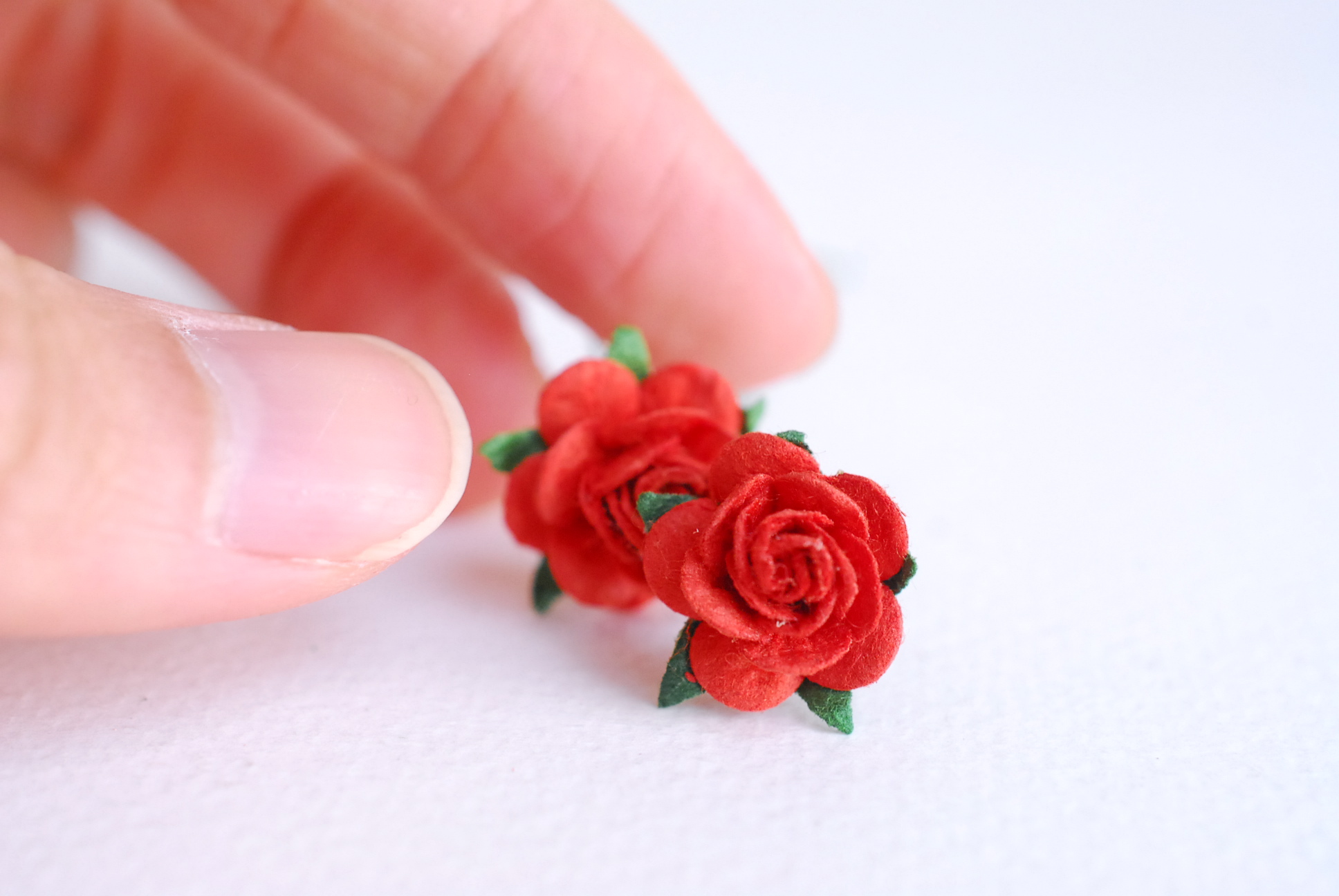 ดอกไม้กุหลาบกระดาษ ดอกกุหลาบจิ๋ว ดอกไม้กระดาษสา ขายส่ง, ดอกกุหลาบกระดาษสา สำหรับประดับ ตกแต่งของชำร่วย, งานแต่งงาน ขนาด 1.5 cm. จำนวน 100 ดอก สีแดง