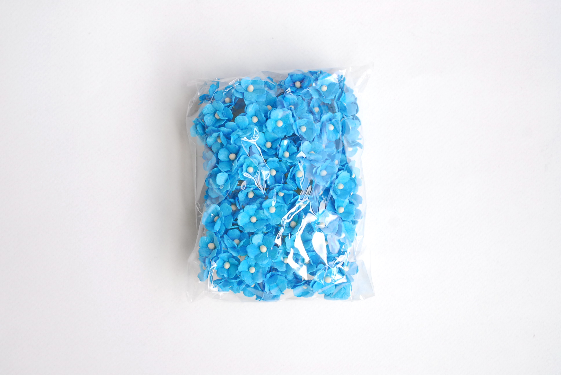 ดอกไม้กระดาษสา ราคาส่ง, ดอกไฮเดรนเยียกระดาษสา ดอกไม้ประดิษฐ์ ตกแต่งงานแต่งงาน ประดิษฐ์ข้อมือเพื่อนเจ้าสาว ขนา่ด 1.5 cm., สำหรับของชำร่วย, งานแต่งงาน, ดอกไม้ทำข้อมือเจ้าสาว สีฟ้าทะเล จำนวน 100 ดอก Paper flower,100 Pieces mulberry hydrangea ocean blue sky c