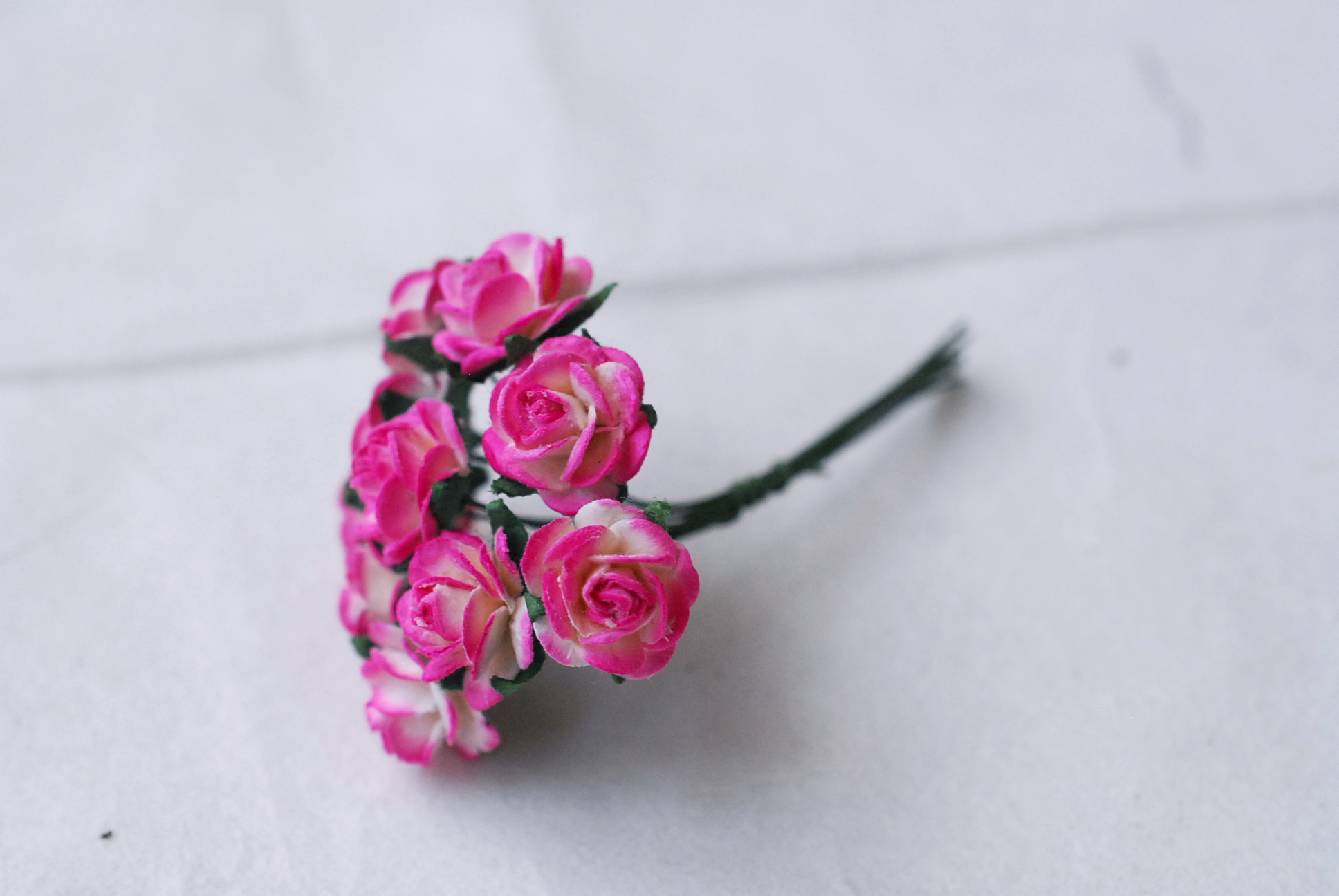 ดอกไม้กุหลาบกระดาษสา ดอกไม้กระดาษสา ดอกไม้ประดิษฐ์ สำหรับตกแต่ง ของชำร่วย ดอกกุหลาบ กระดาษสา สีบานเย็นปัดขาวขนาด 1.5 cm. จำนวน 100 ดอก