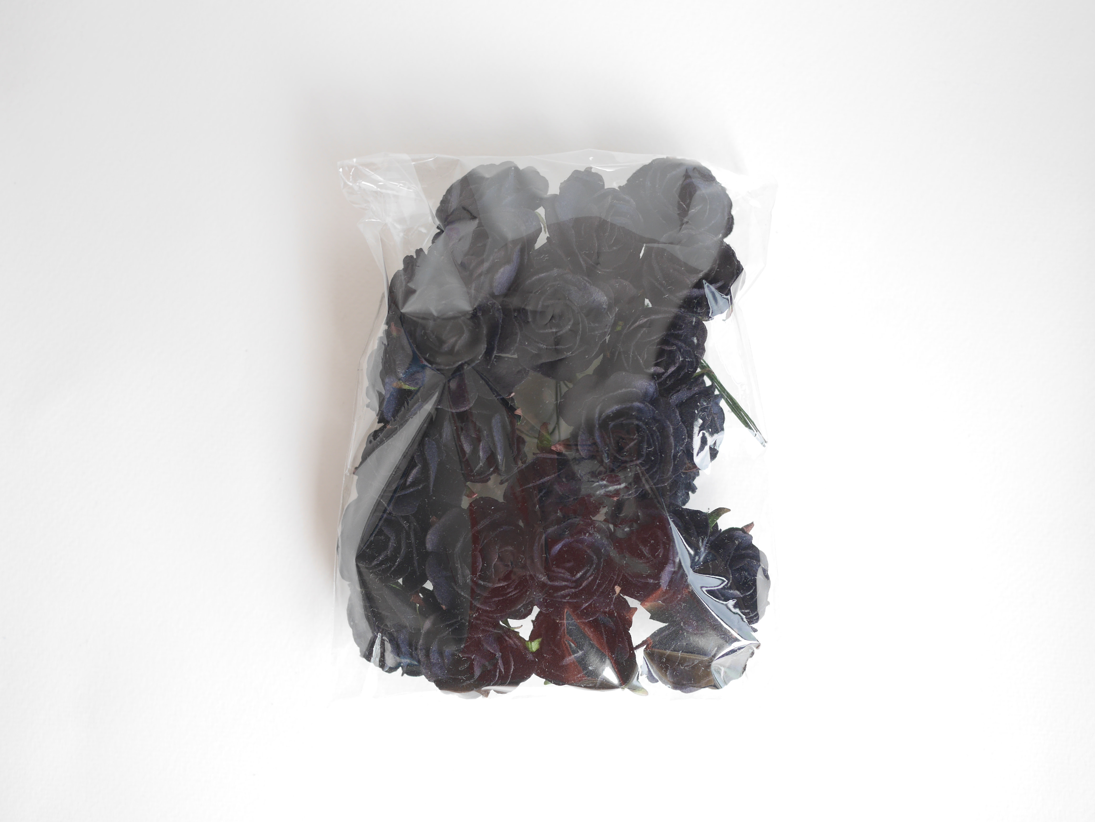 ดอกไม้กระดาษสา ราคาส่ง, ดอกกุหลาบกระดาษสา ดอกไม้ประดิษฐ์ สำหรับตกแต่ง แทนดอกไม้จันทน์ สีดำ ขนาด 3.5 cm. จำนวน 25 ดอก Paper flowers, handmade flowers, small roses paper size 3.5 cm. 25 pieces, black color.