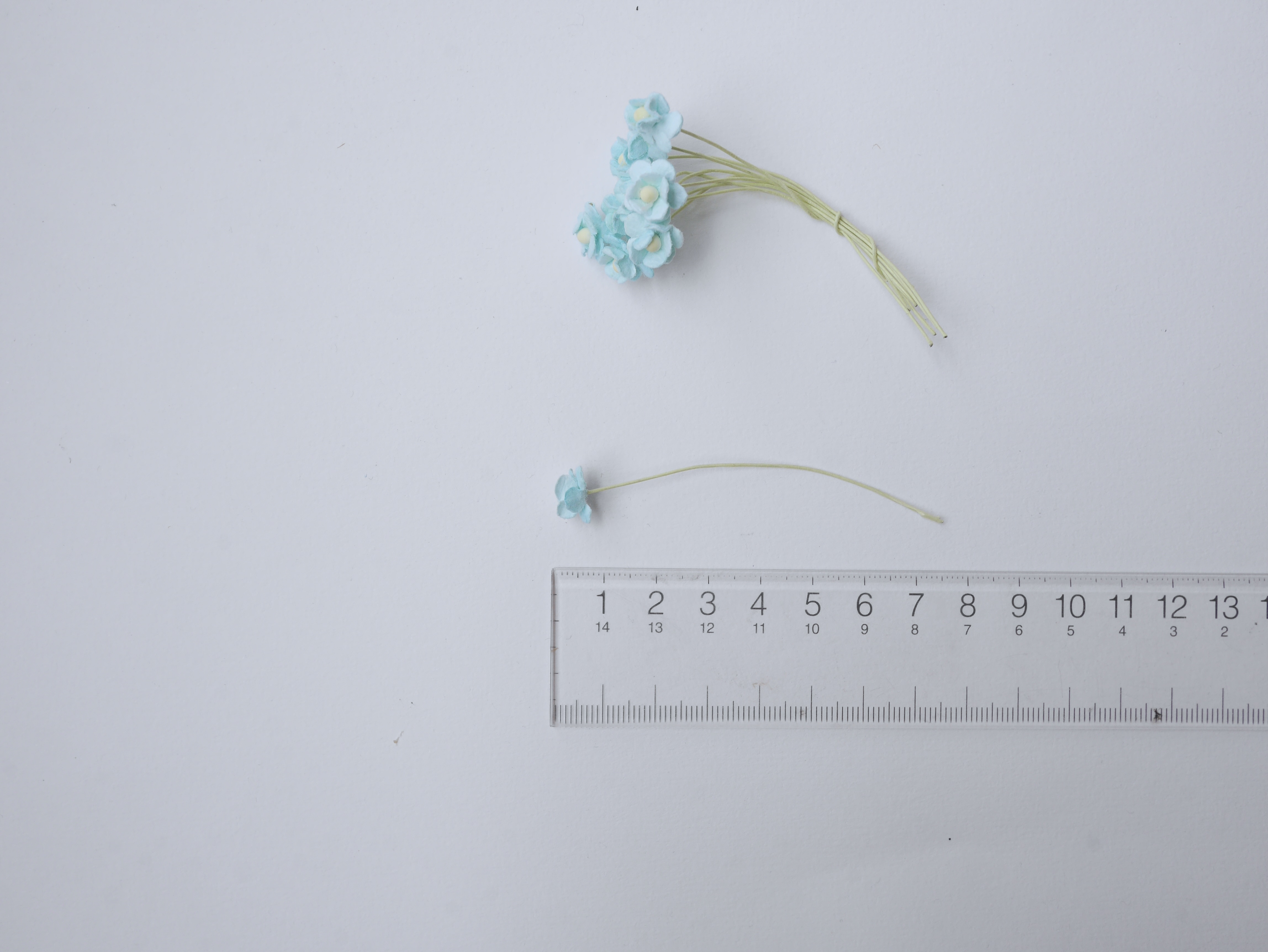 ดอกไม้กระดาษสา ดอกไม้กระดาษสาราคาส่ง ดอกไม้กระดาษสำหรับตกแต่ง งานแต่งงาน หรือติดของชำร่วย ดอก creeping lady 100 ดอก ขนาด 0.8 cm. คละสี Small Paper Flower with stem, 100 pcs., size 0.8 cm., creeping flowers 2 layers, mixed color.