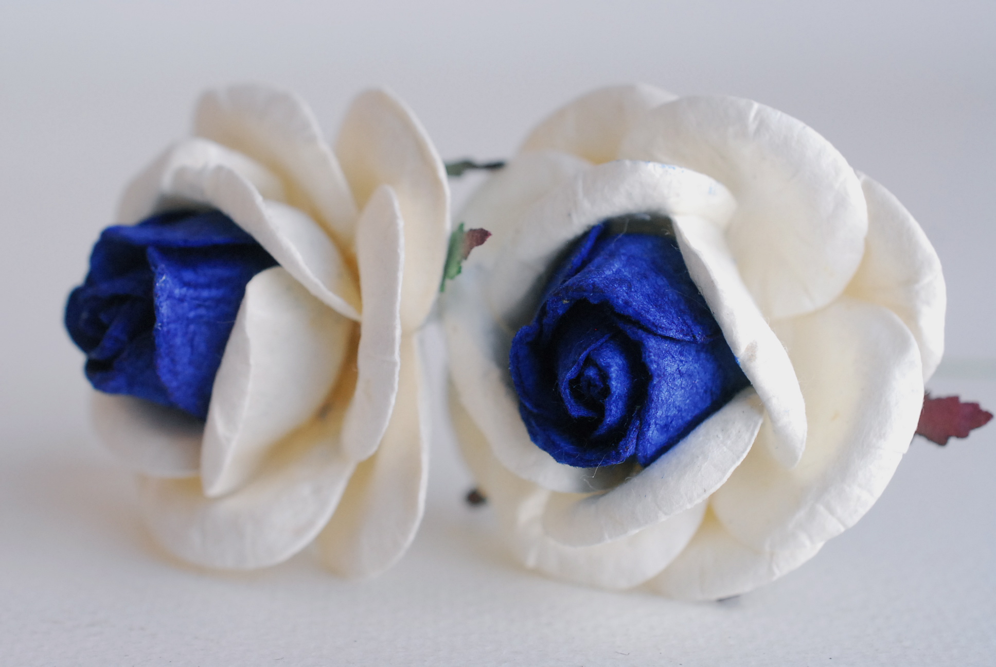 ดอกไม้กระดาษสา ดอกกุหลาบกระดาษ ดอกไม้กระดาษสา งานประดิษฐ์ ราคาส่ง ขนา่ด 4.5 cm., สำหรับของชำร่วย, งานแต่งงาน,สีน้ำเงิน-ขาว Paper flower,20 Pieces mulberry rose, 4.5 cm. medium navy blue-white color.