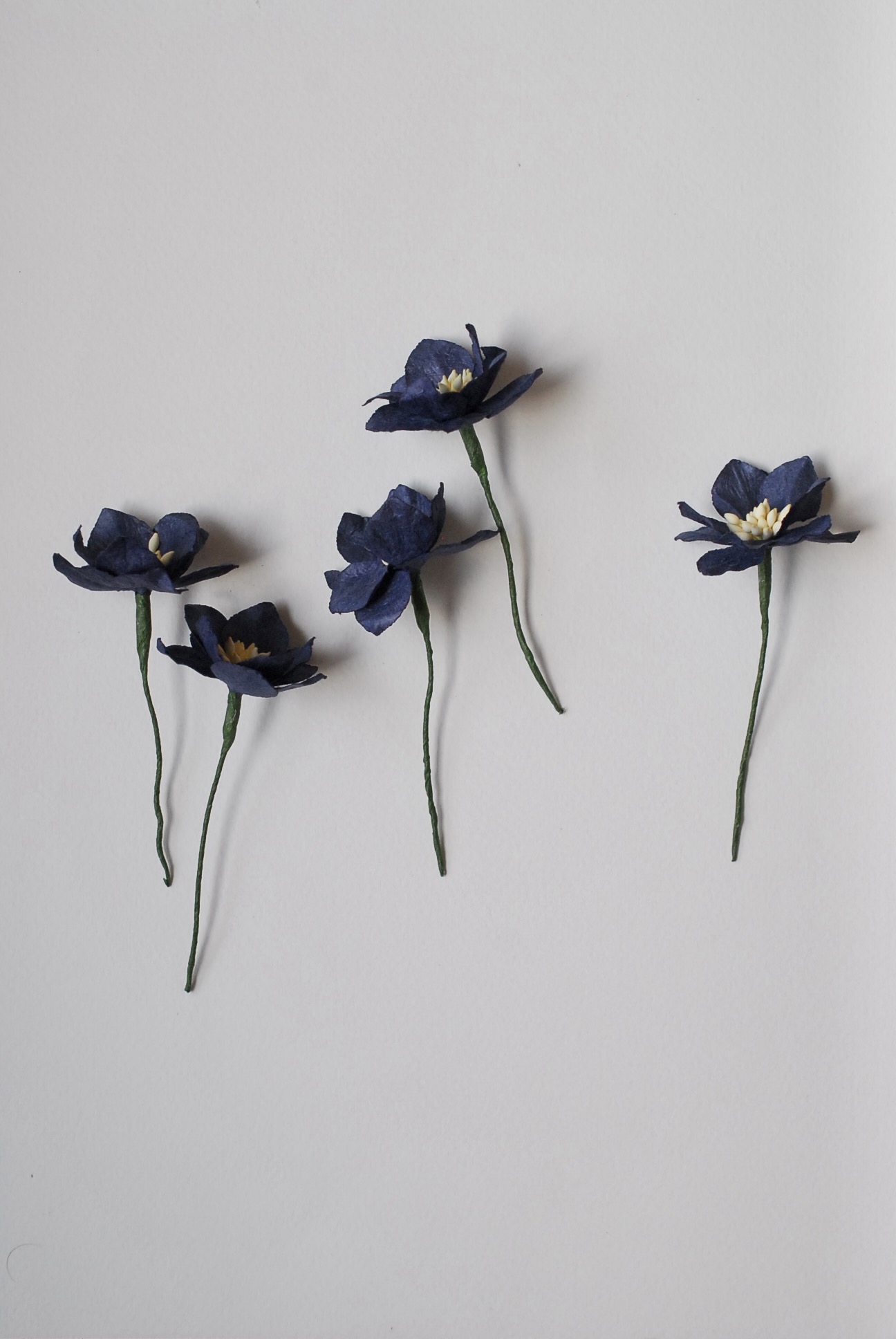 ดอกไม้กระดาษสา ดอกโลตัสอินโดนิเซียกระดาษ ดอกไม้กระดาษสาราคาส่ง ดอกไม้กระดาษสำหรับตกแต่งของชำร่วย งานแต่งงาน ทำช่อดอกไม้ติดอกเจ้าบ่าว ข้อมือดอกไม้เจ้าสาว ขนาด3.5 cm. 25 ดอก สีน้ำเงินกรมท่า Paper flowers supplies: DIY wedding tools Big Cherry blossom passio