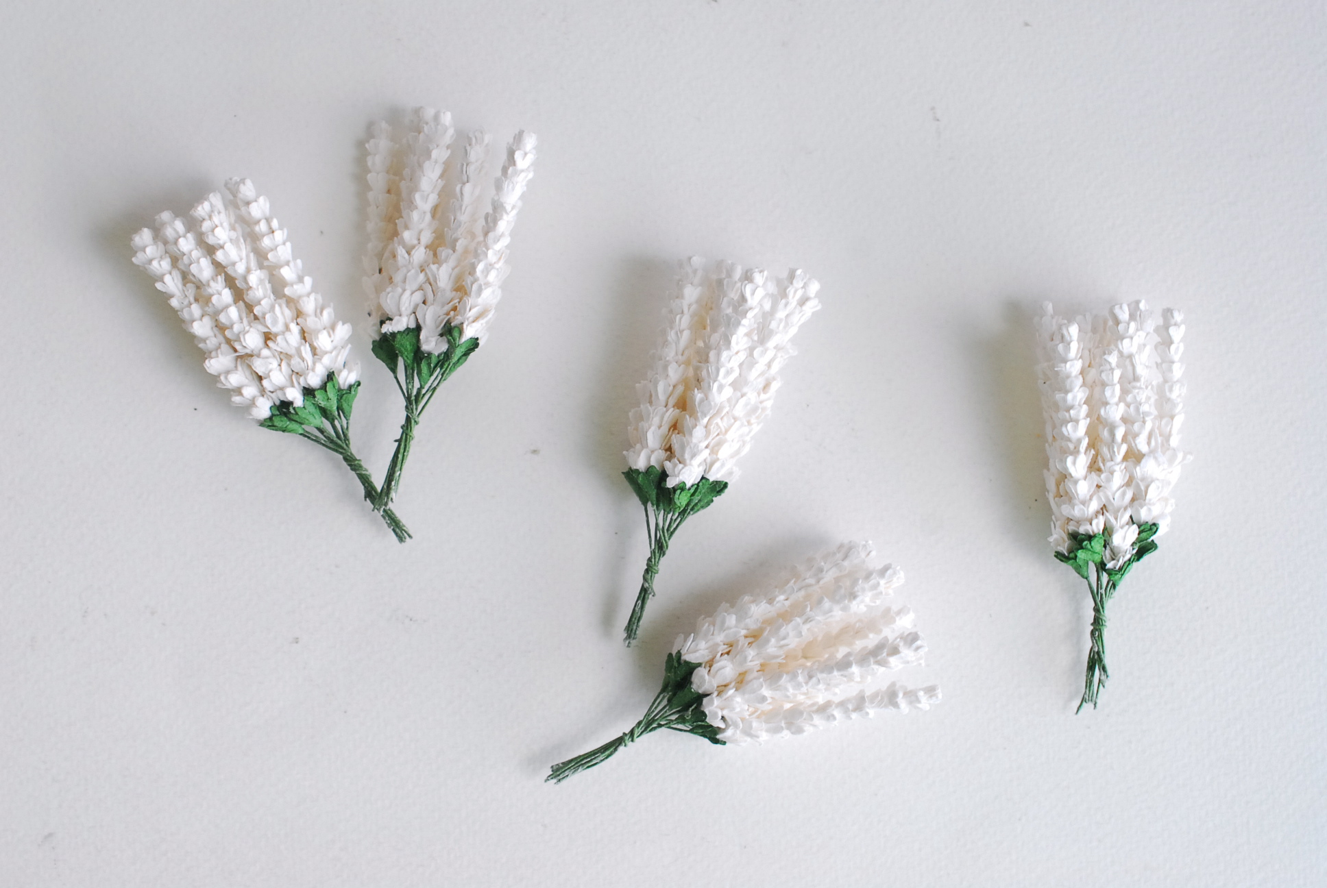 ดอกไม้ประดิษฐ์, ดอกไม้กระดาษสา, ดอก lavender, ดอกลาเวนเดอร์ กระดาษสา งานประดิษฐ์ตกแต่งของชำร่วย, ดอกไม้ทำพานพุ่ม, พานรับไหว้, ขนาด 1 cm. สีขาว Paper flowers; lavender flowers, handmade flowers: 50 pieces white color.