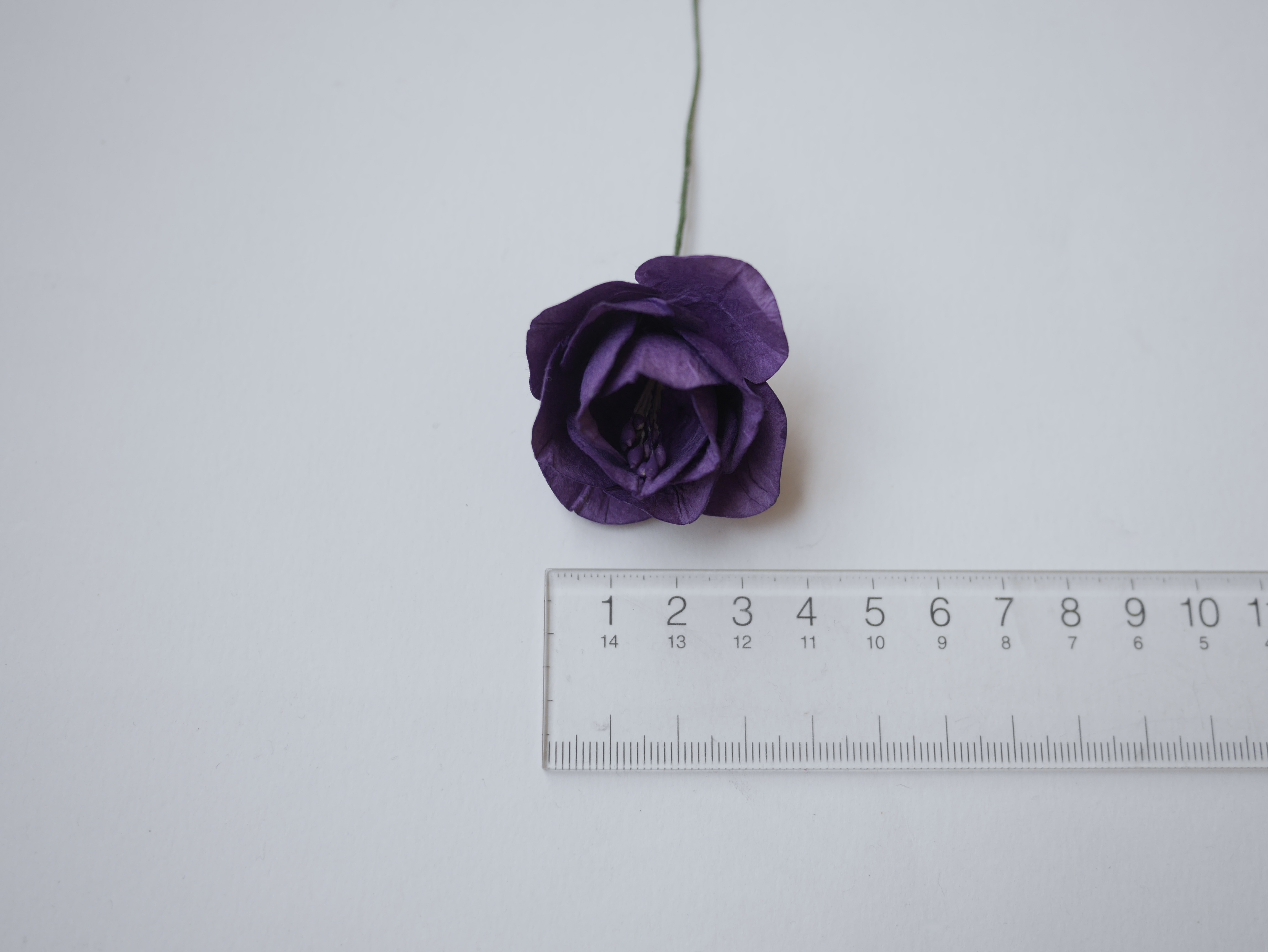 ดอกไม้กระดาษสา ดอกโลตัสอินโดนิเซียกระดาษ ดอกไม้กระดาษสาราคาส่ง ดอกไม้กระดาษสำหรับตกแต่งของชำร่วย งานแต่งงาน ทำช่อดอกไม้ติดอกเจ้าบ่าว ข้อมือดอกไม้เจ้าสาว ขนาด 4.5 cm. 20 ดอก สีม่วงเข้ม Paper flowers supplies: DIY wedding tools, Lotus with pollens, dark pur