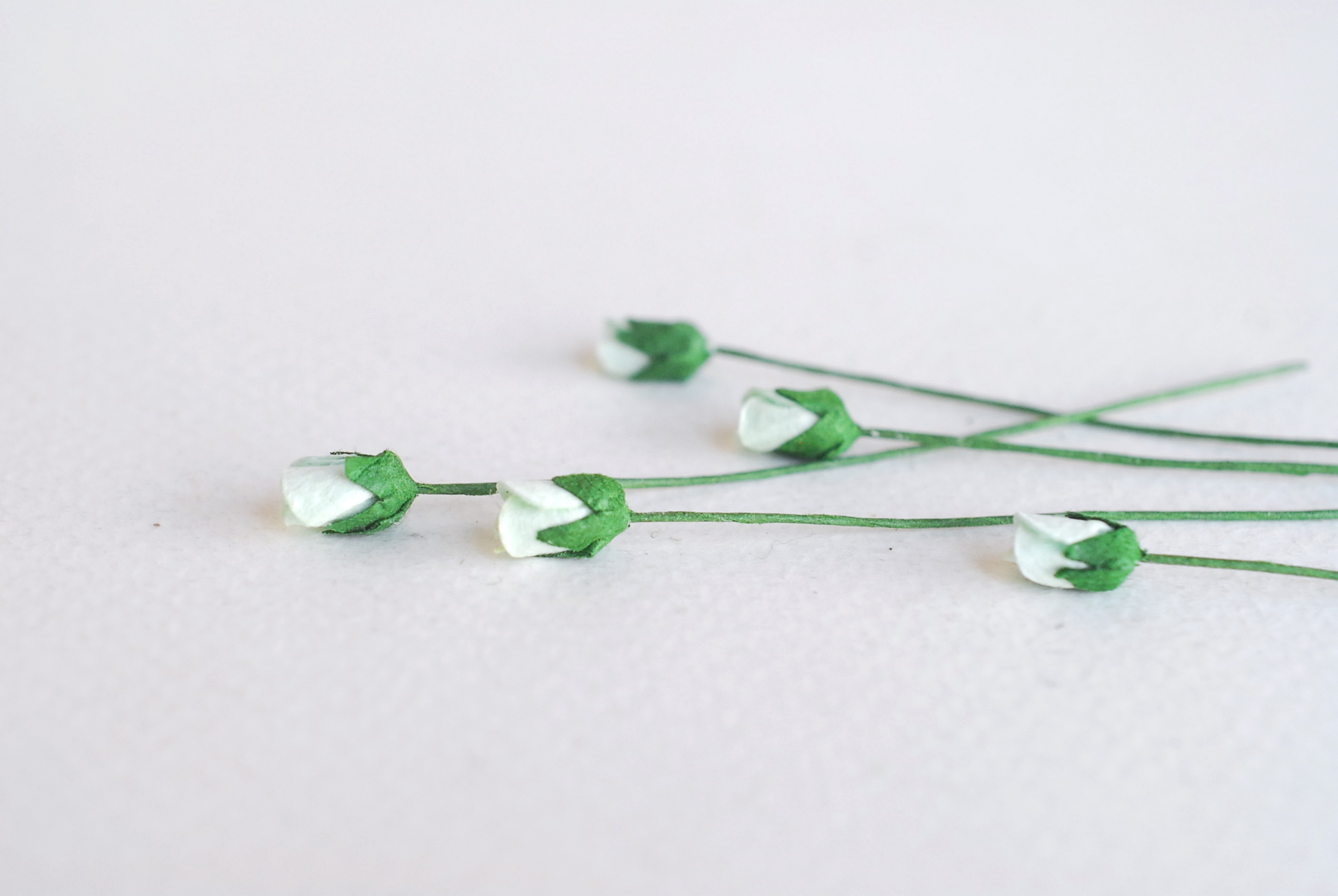 ดอกไม้กระดาษสา ดอกไม้กระดาษสา จตุจักร งานประดิษฐ์ ดอกไม้ทำข้อมือเพื่อนเจ้าสาว แต่งงาน, ดอกกุหลาบตูม 100 ดอก สีเขียวมิ้น color ขนาด 0.5x0.8 cm. paper flowers, budding roses flower 0.5x0.8 cm. 100 pieces. mint color.