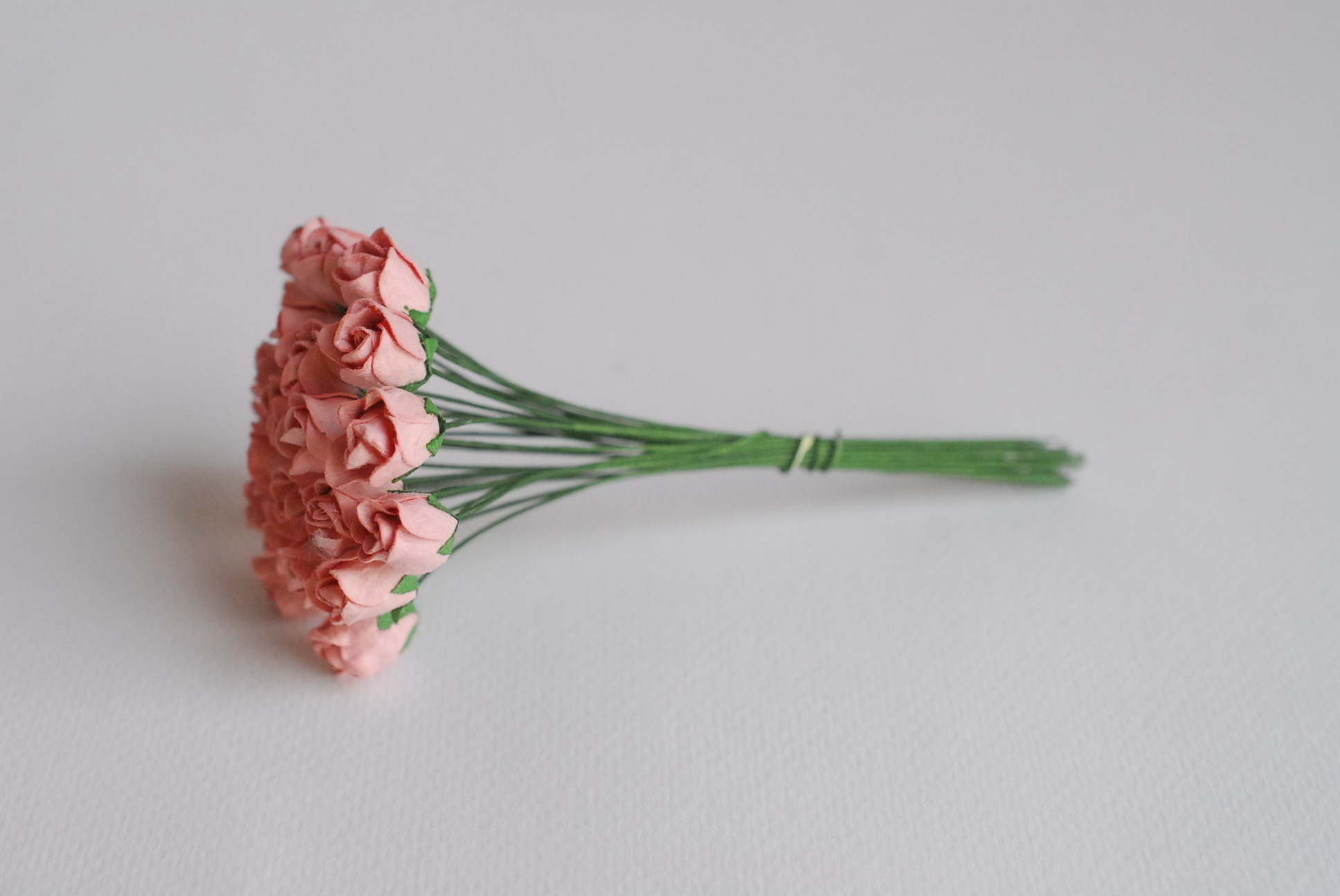 ดอกไม้กระดาษสา ดอกไม้กระดาษสา จตุจักร งานประดิษฐ์ ดอกไม้ทำข้อมือเพื่อนเจ้าสาว แต่งงาน, ดอกกุหลาบตูม 0.8x1 cm. 25 ดอก สีชมพูตุ่น paper flowers, budding roses flower 0.8x1 cm. 25 pieces pink rouge color.